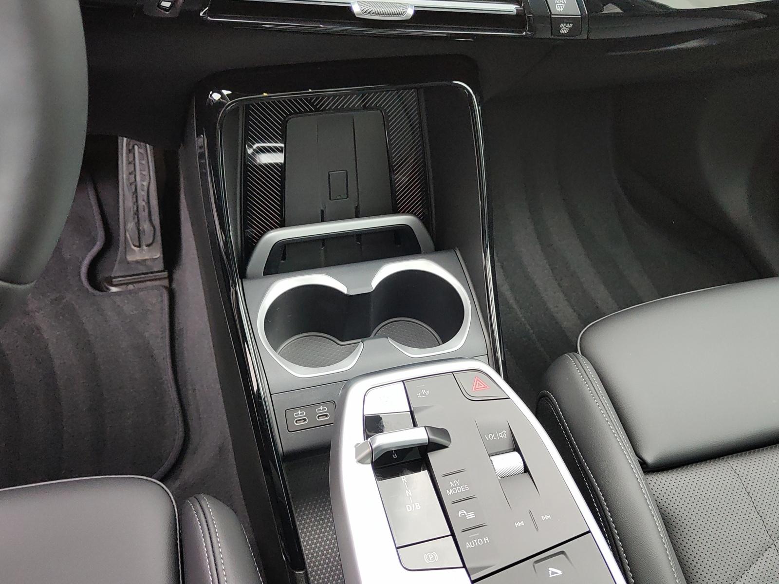 BMW iX1 30 xDrive-image-12