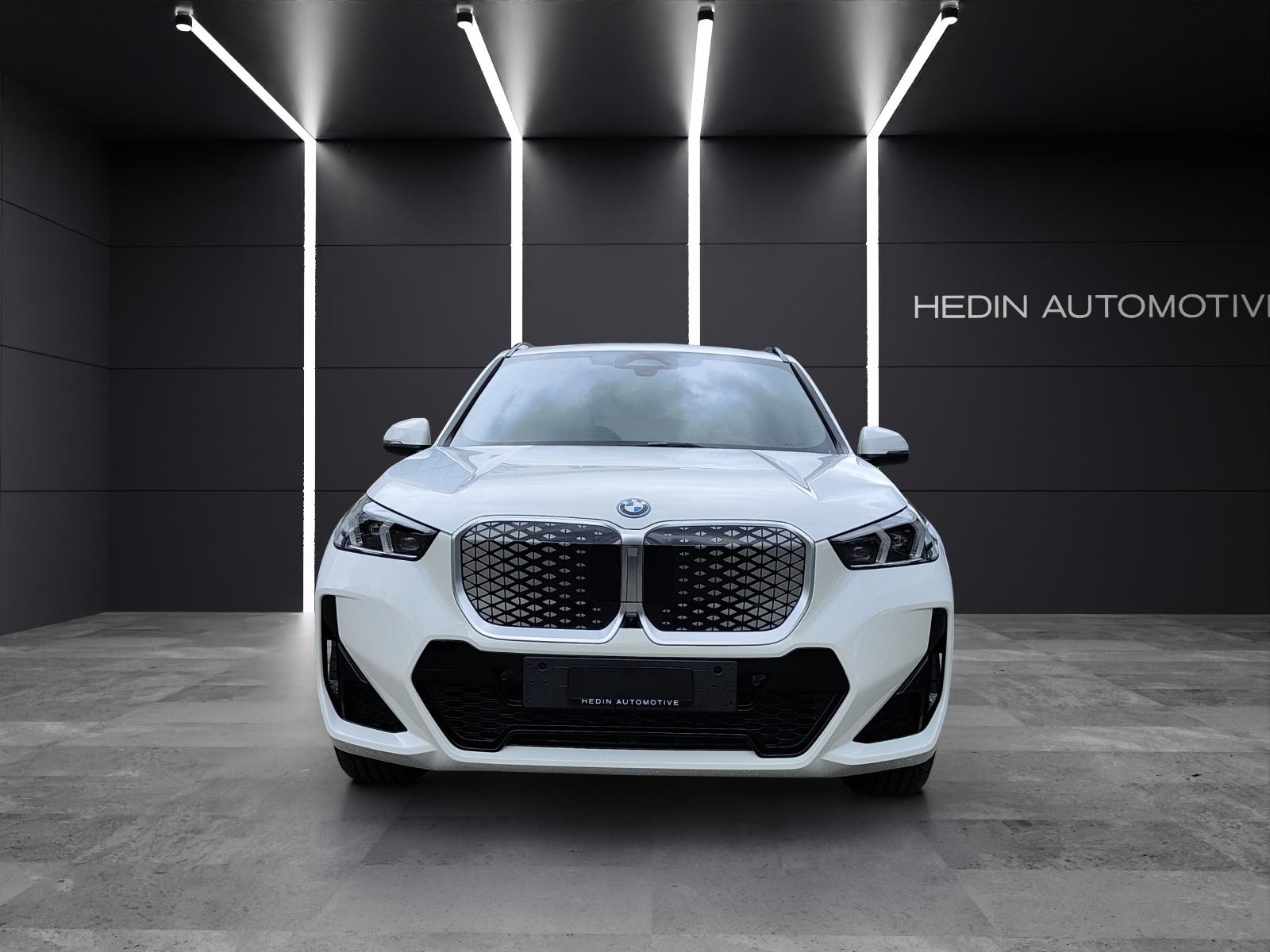 BMW iX1 30 xDrive-showroom-element-2