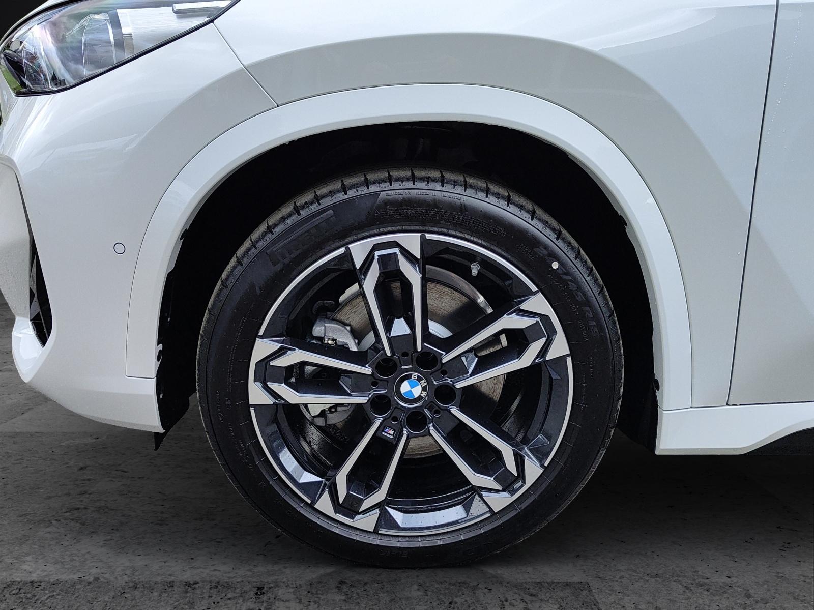 BMW iX1 30 xDrive-image-8