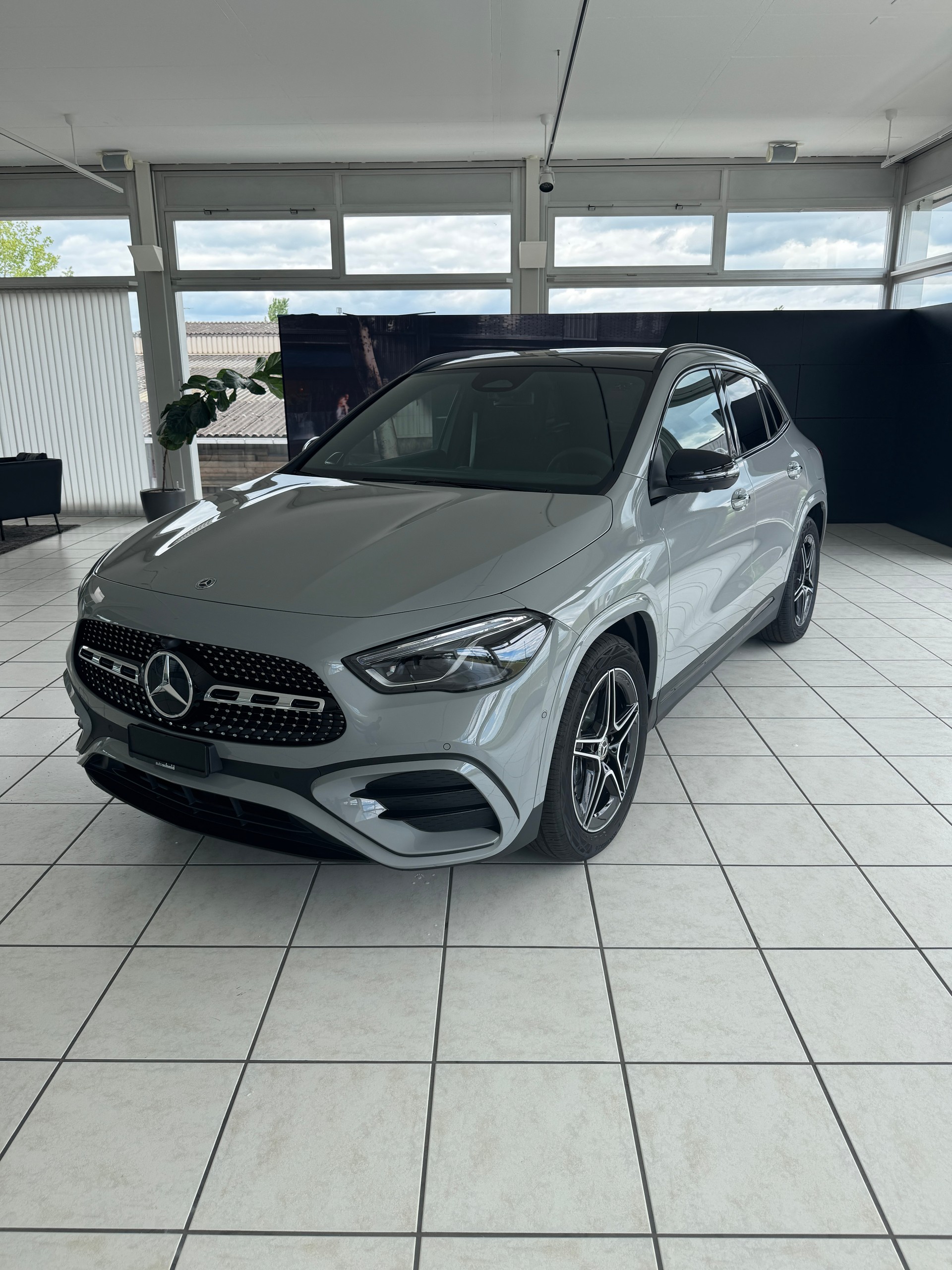 MERCEDES-BENZ GLA 250 4Matic Swiss Star-showroom-element-2