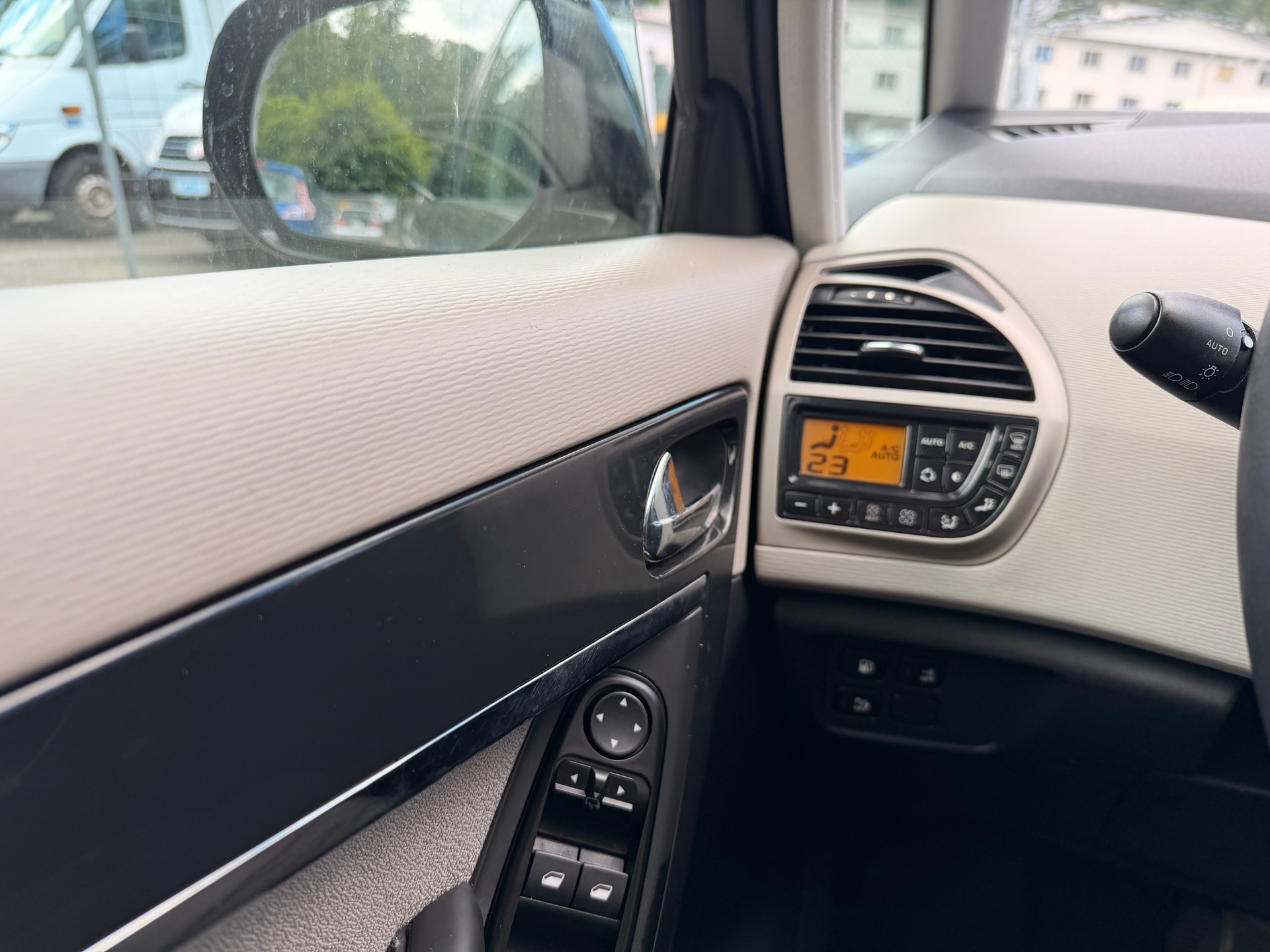 CITROEN C4 Picasso 1.6i 16V THP Exclusive EGS6-image-26