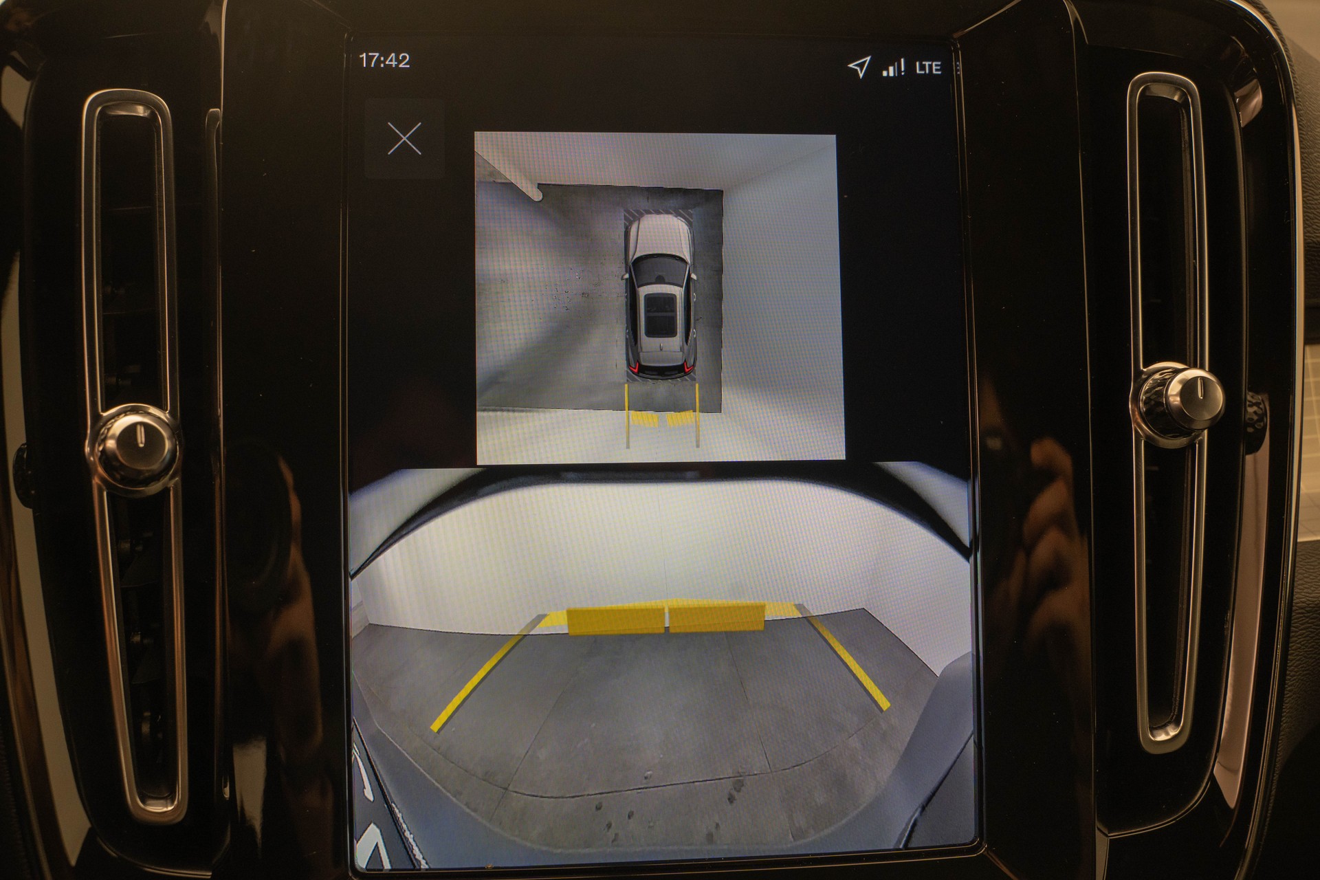 VOLVO XC40 2.0 B3 MH Plus Dark-image-15
