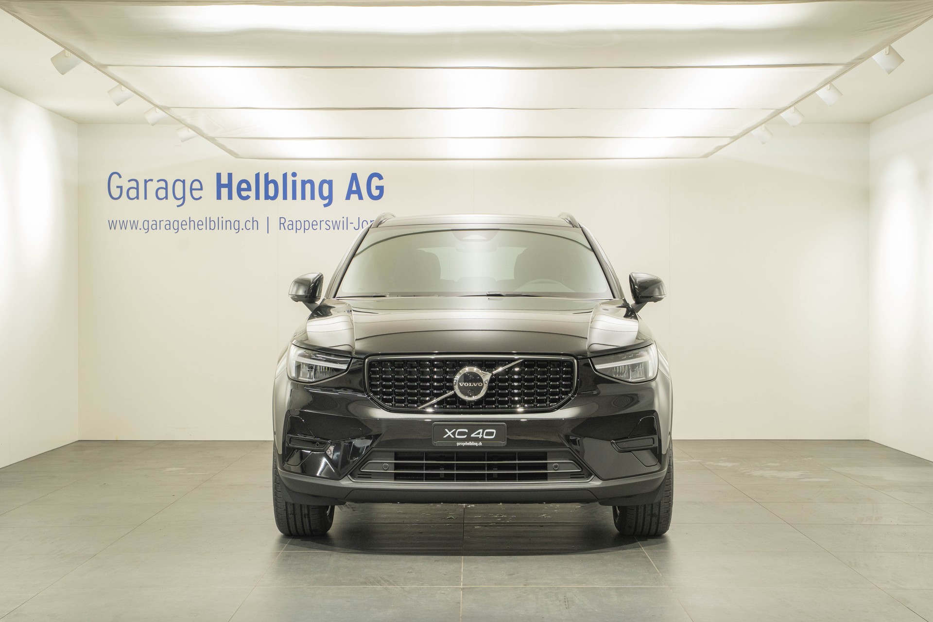 VOLVO XC40 2.0 B3 MH Plus Dark-showroom-element-2