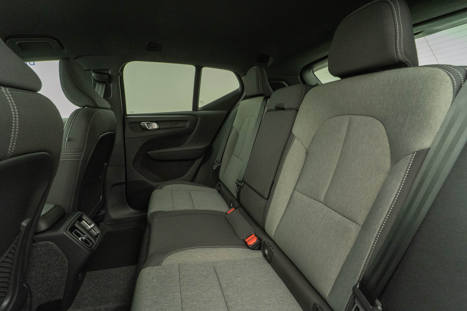 VOLVO XC40 2.0 B3 MH Plus Dark-image-8