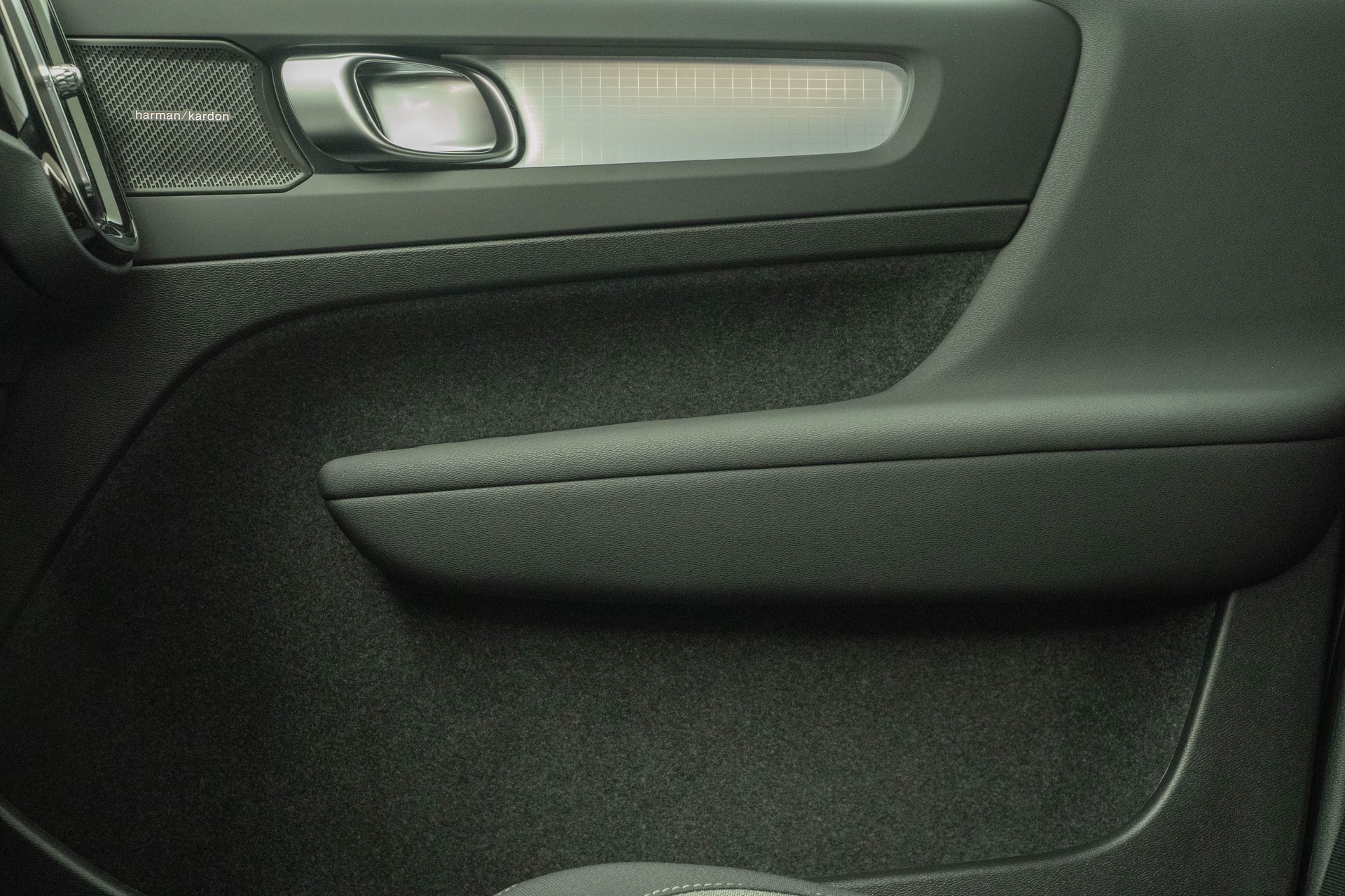 VOLVO XC40 2.0 B3 MH Plus Dark-image-13