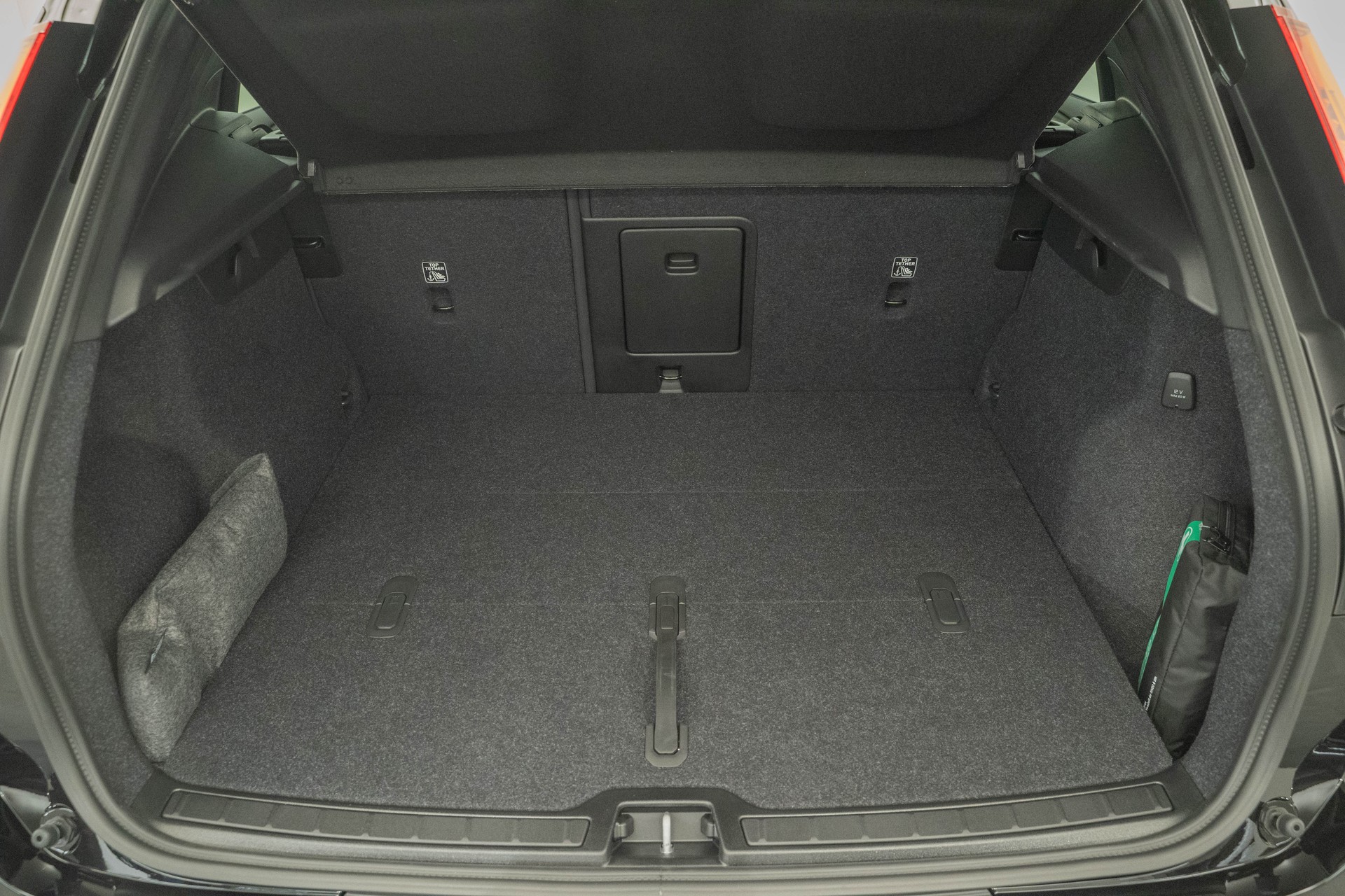 VOLVO XC40 2.0 B3 MH Plus Dark-image-4