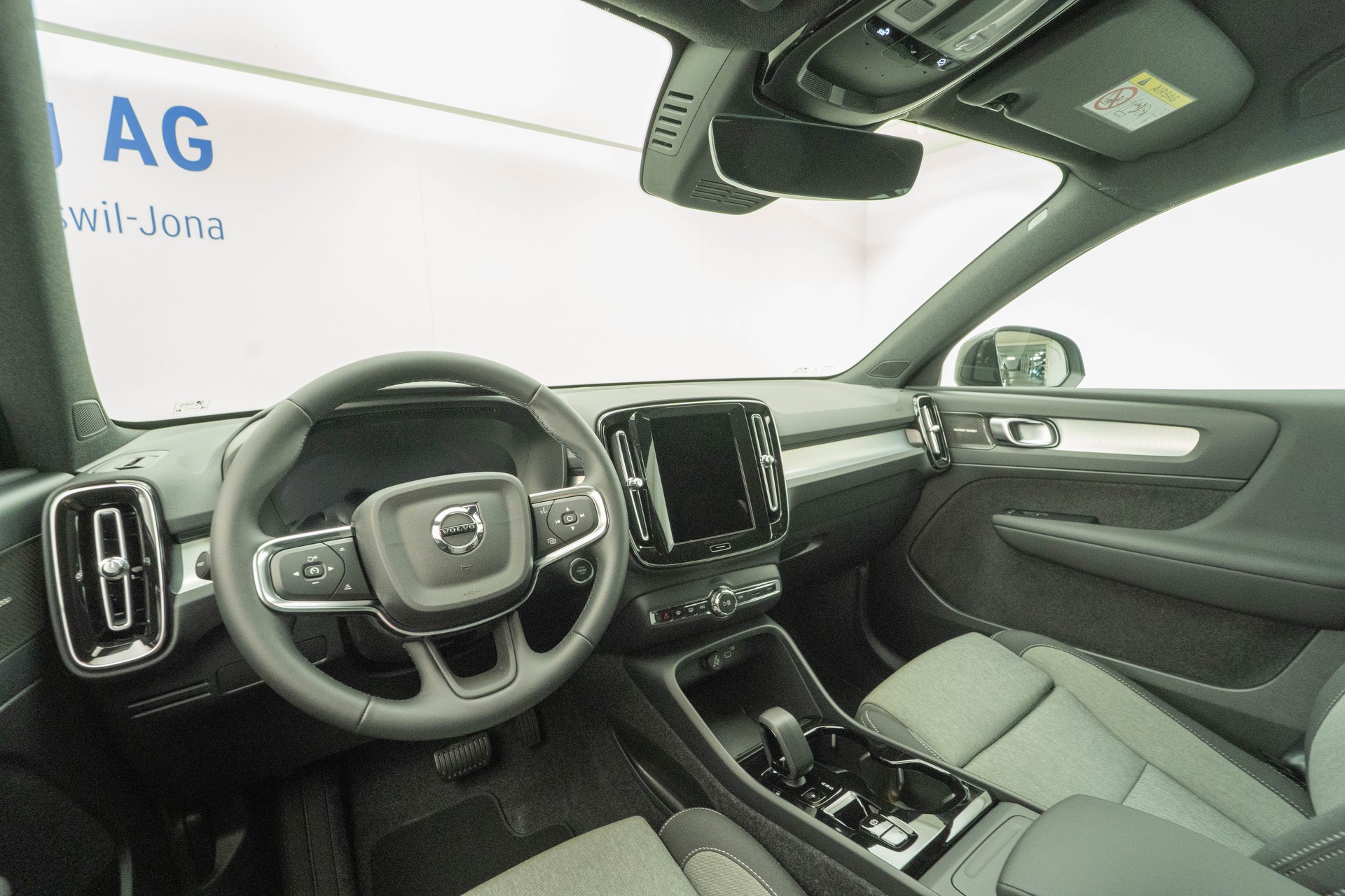 VOLVO XC40 2.0 B3 MH Plus Dark-image-6