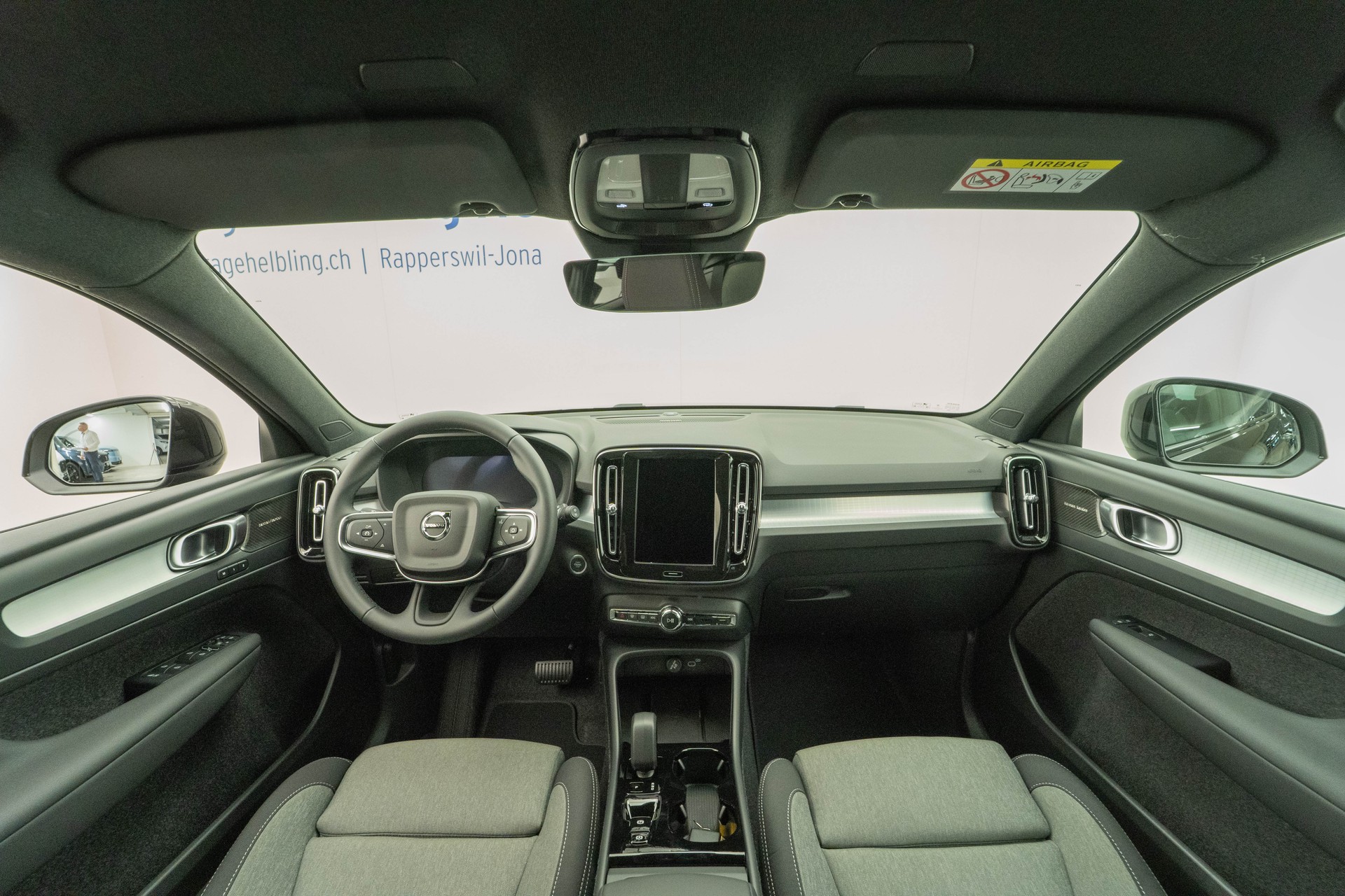 VOLVO XC40 2.0 B3 MH Plus Dark-image-5