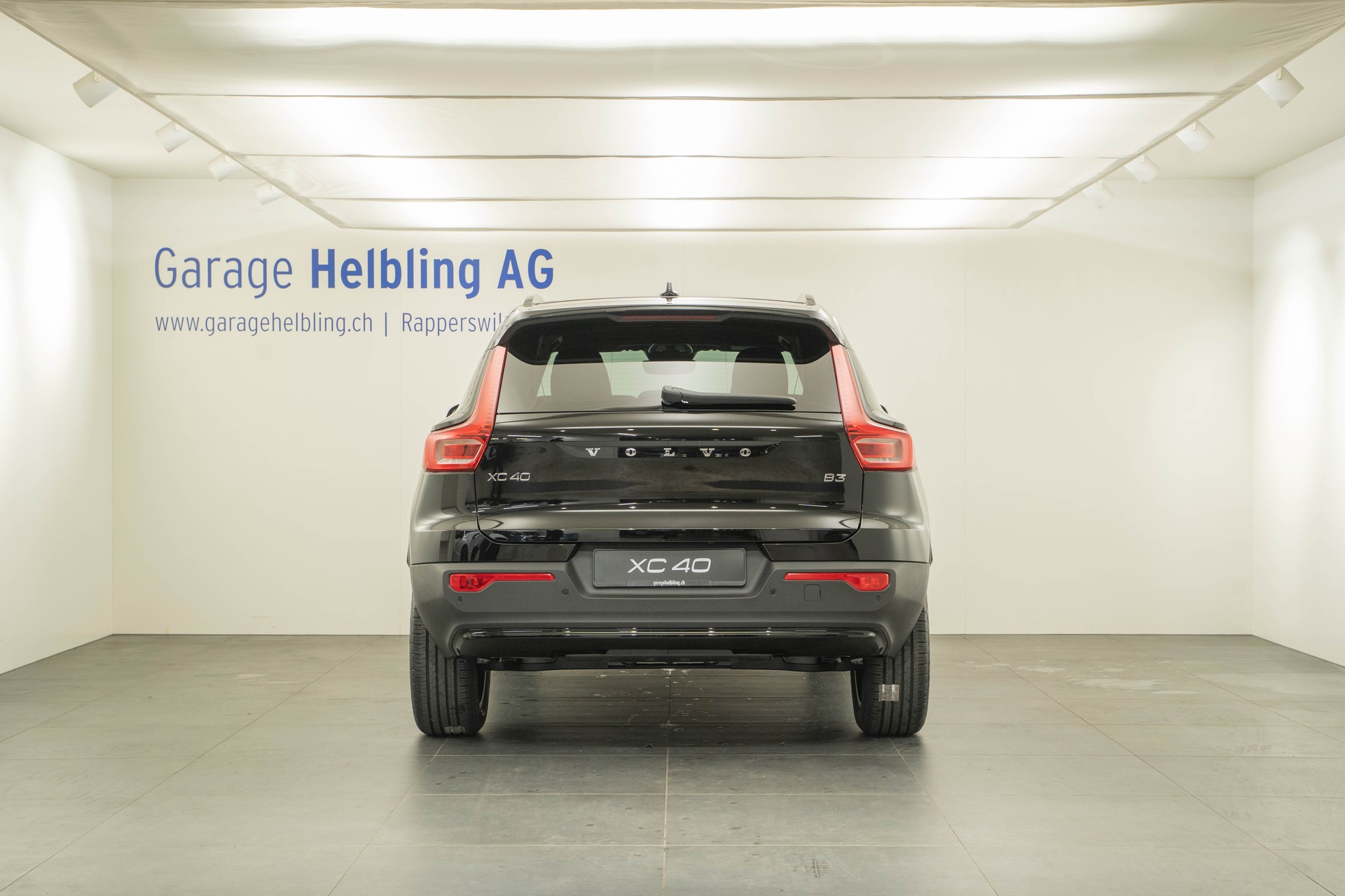 VOLVO XC40 2.0 B3 MH Plus Dark-showroom-element-3