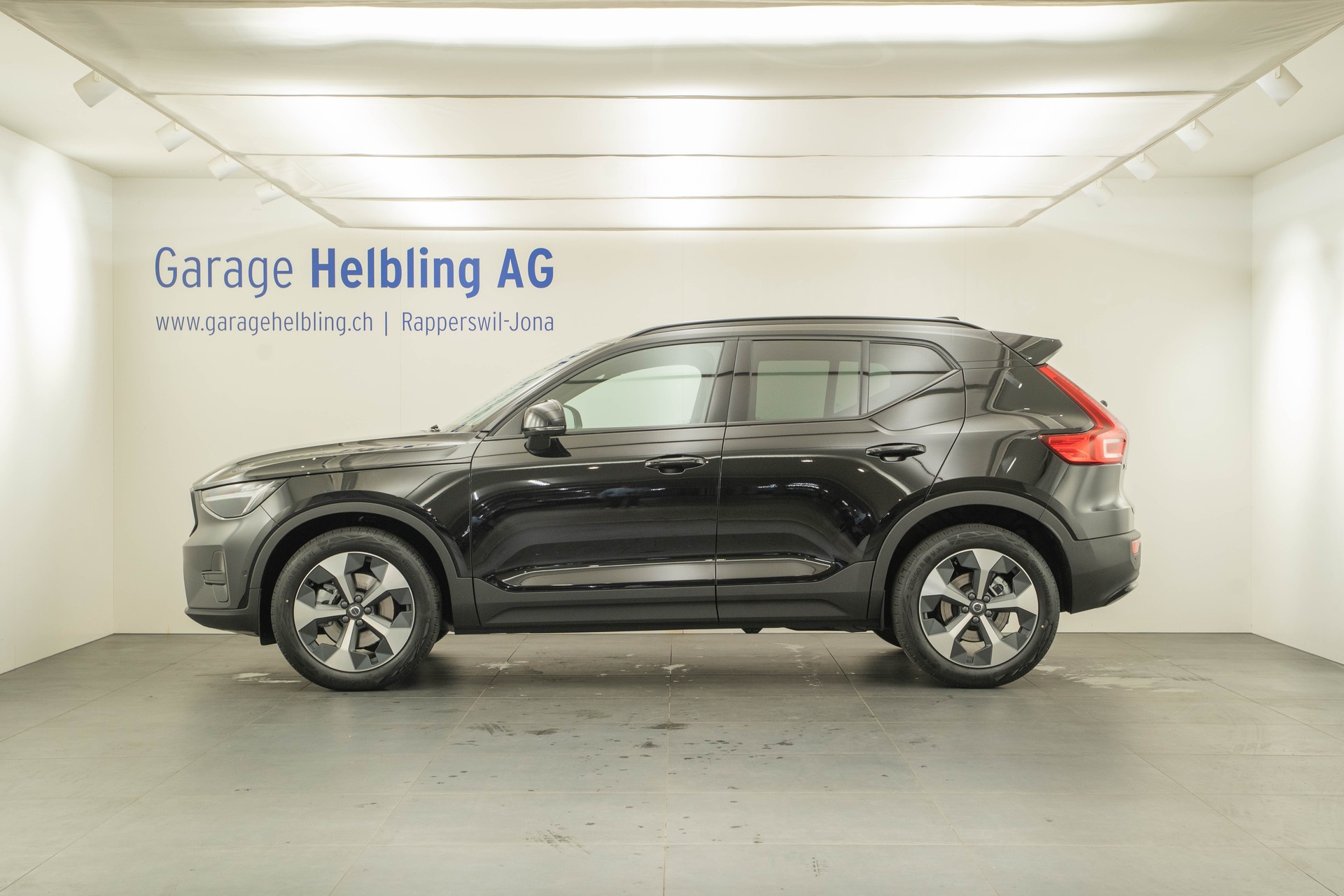 VOLVO XC40 2.0 B3 MH Plus Dark-showroom-element-1
