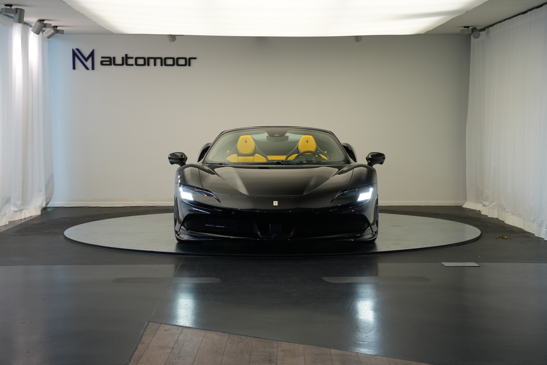 FERRARI SF90 Spider *Novitec* *Daytona* *Carbon* *Nero Daytona*-showroom-element-1