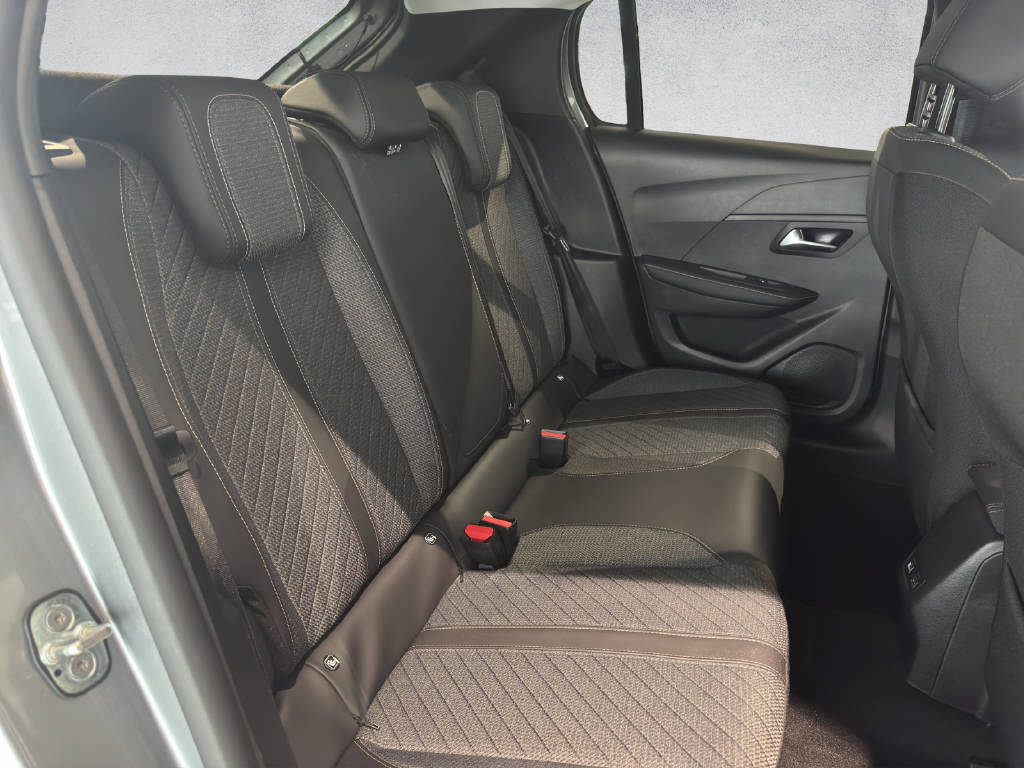 PEUGEOT 208 1.2 Hybrid Allure-image-12