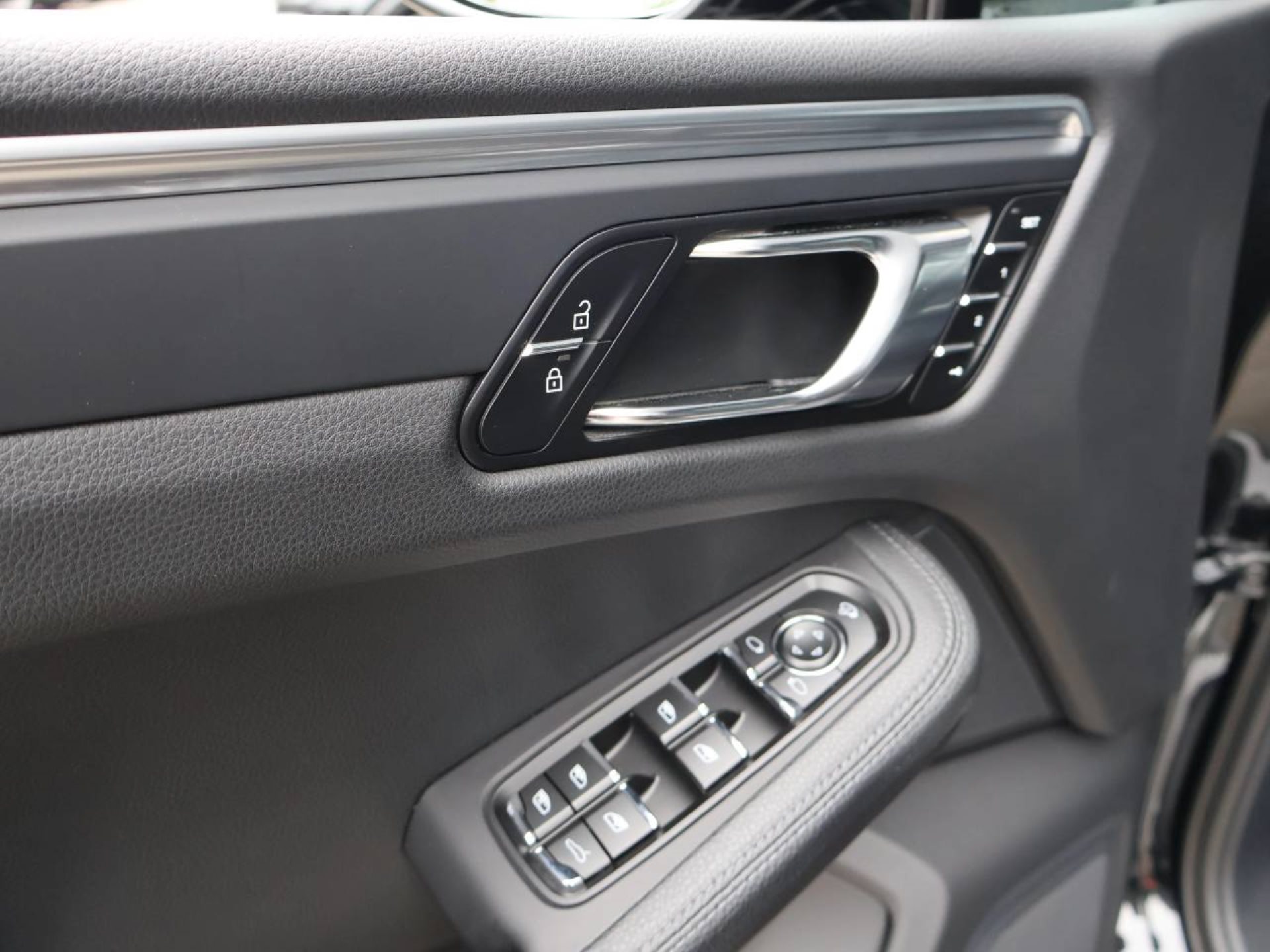 PORSCHE Macan-image-28