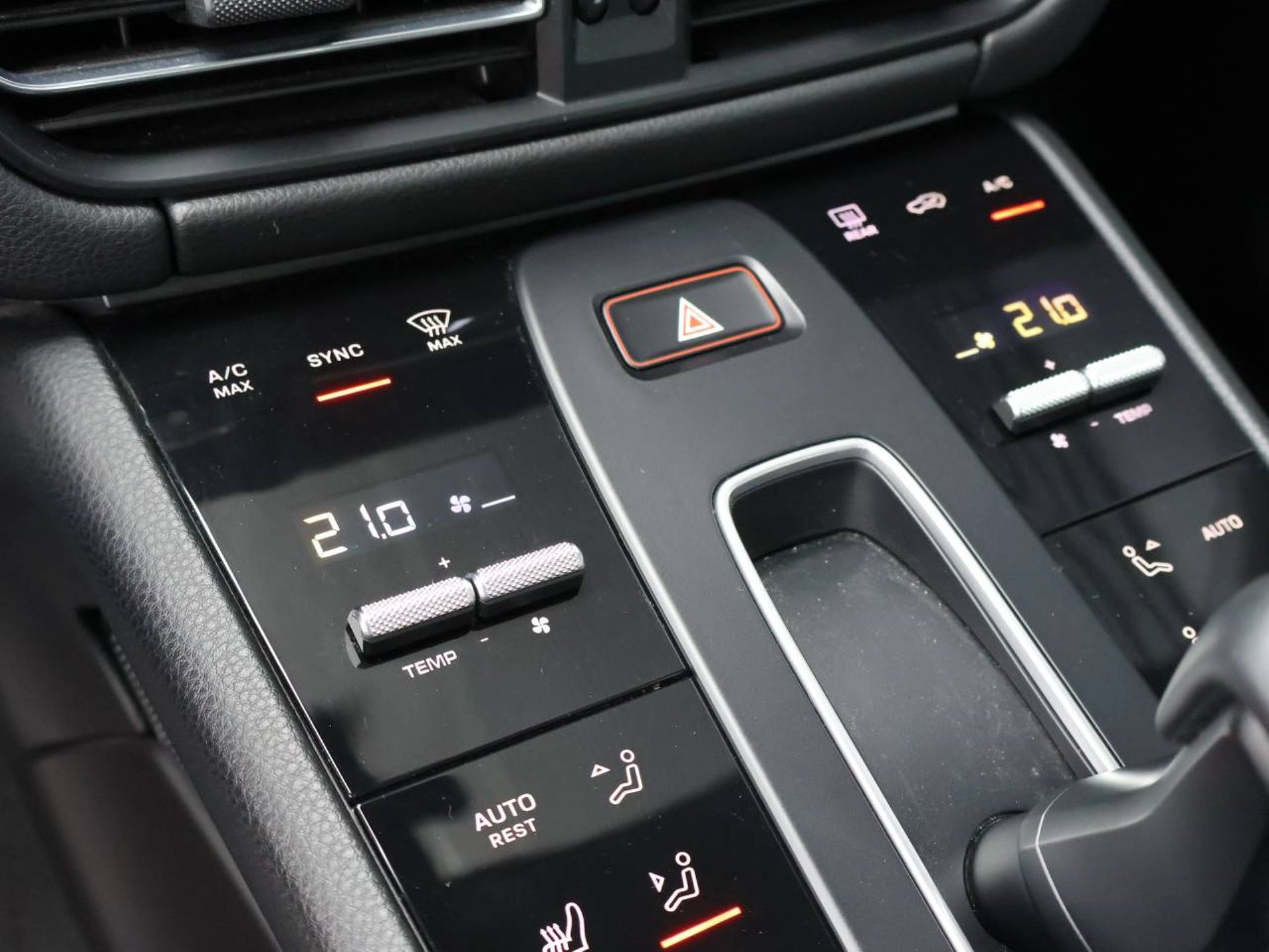 PORSCHE Macan-image-24