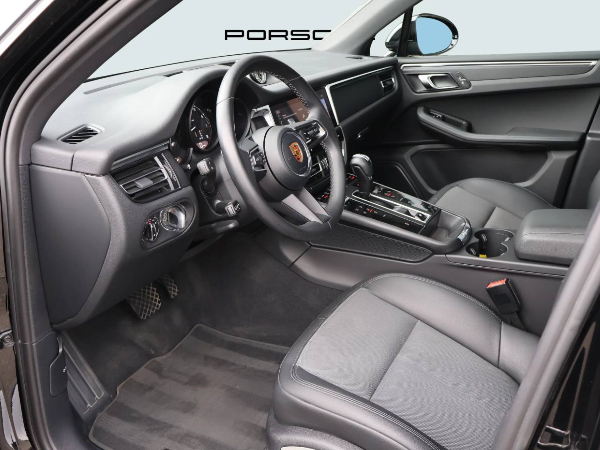 PORSCHE Macan-showroom-element-3