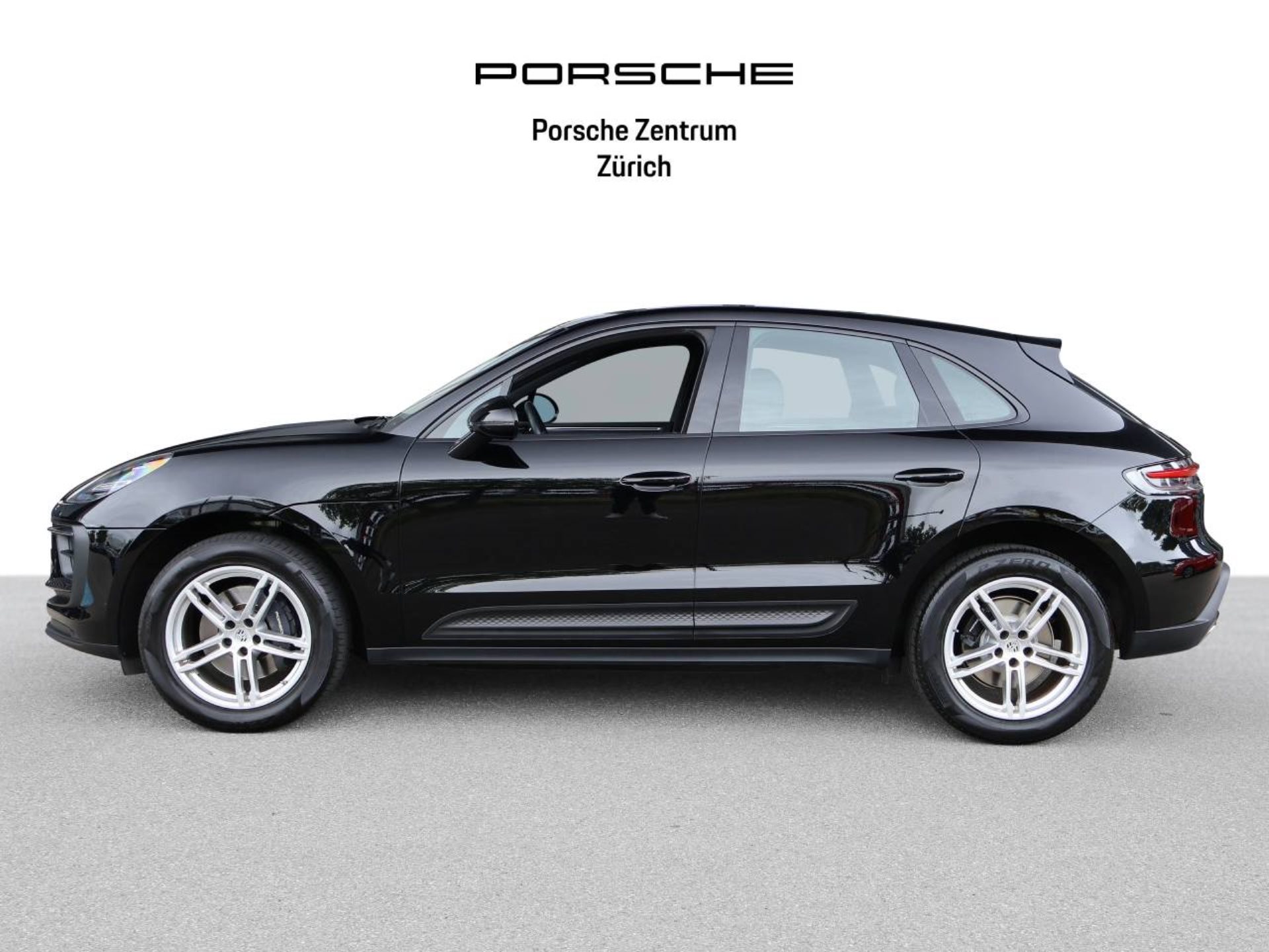 PORSCHE Macan-showroom-element-1