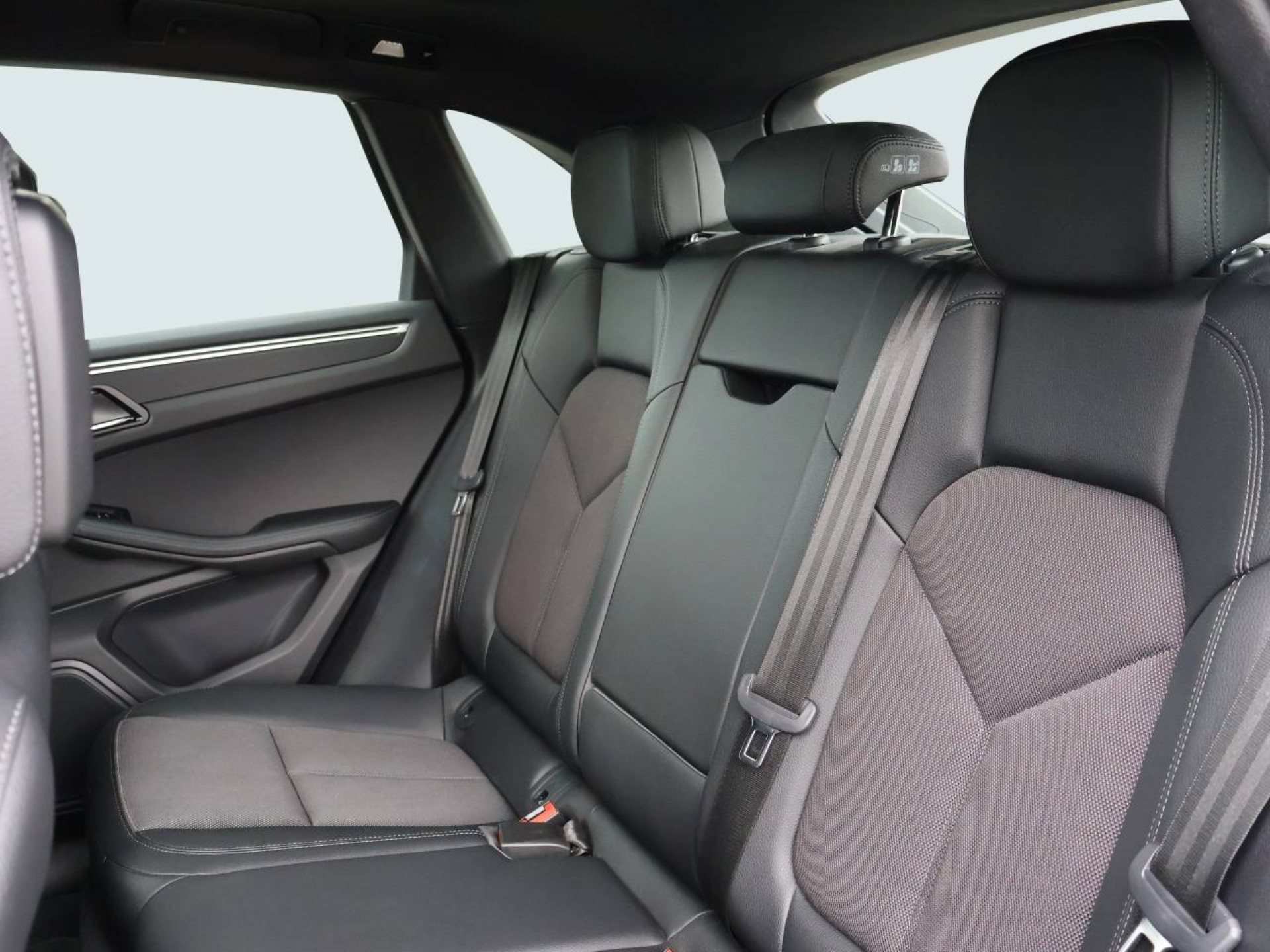 PORSCHE Macan-image-17