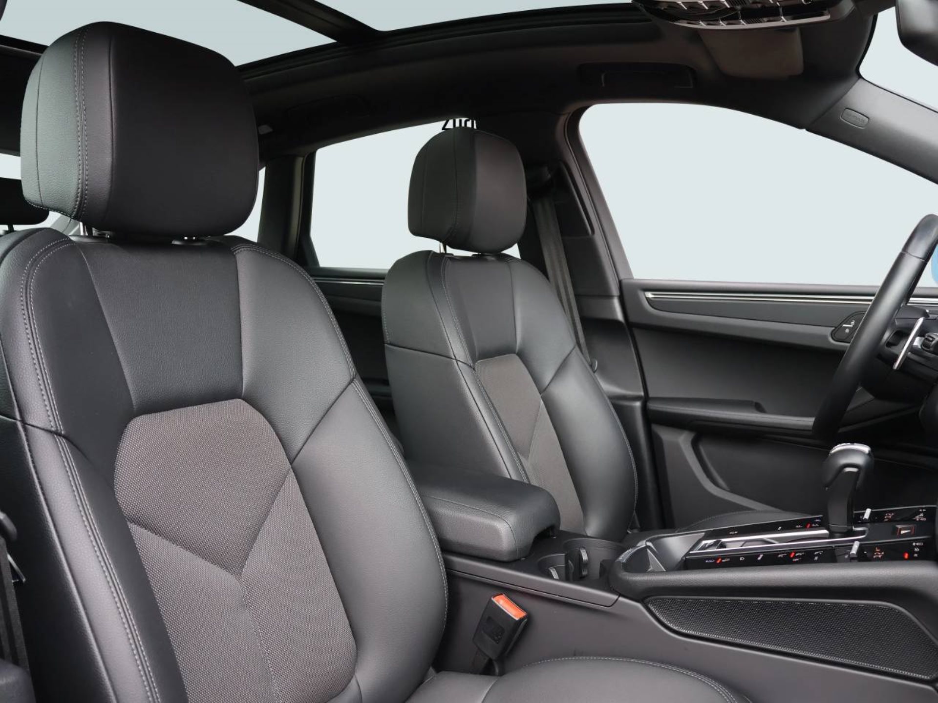 PORSCHE Macan-image-14
