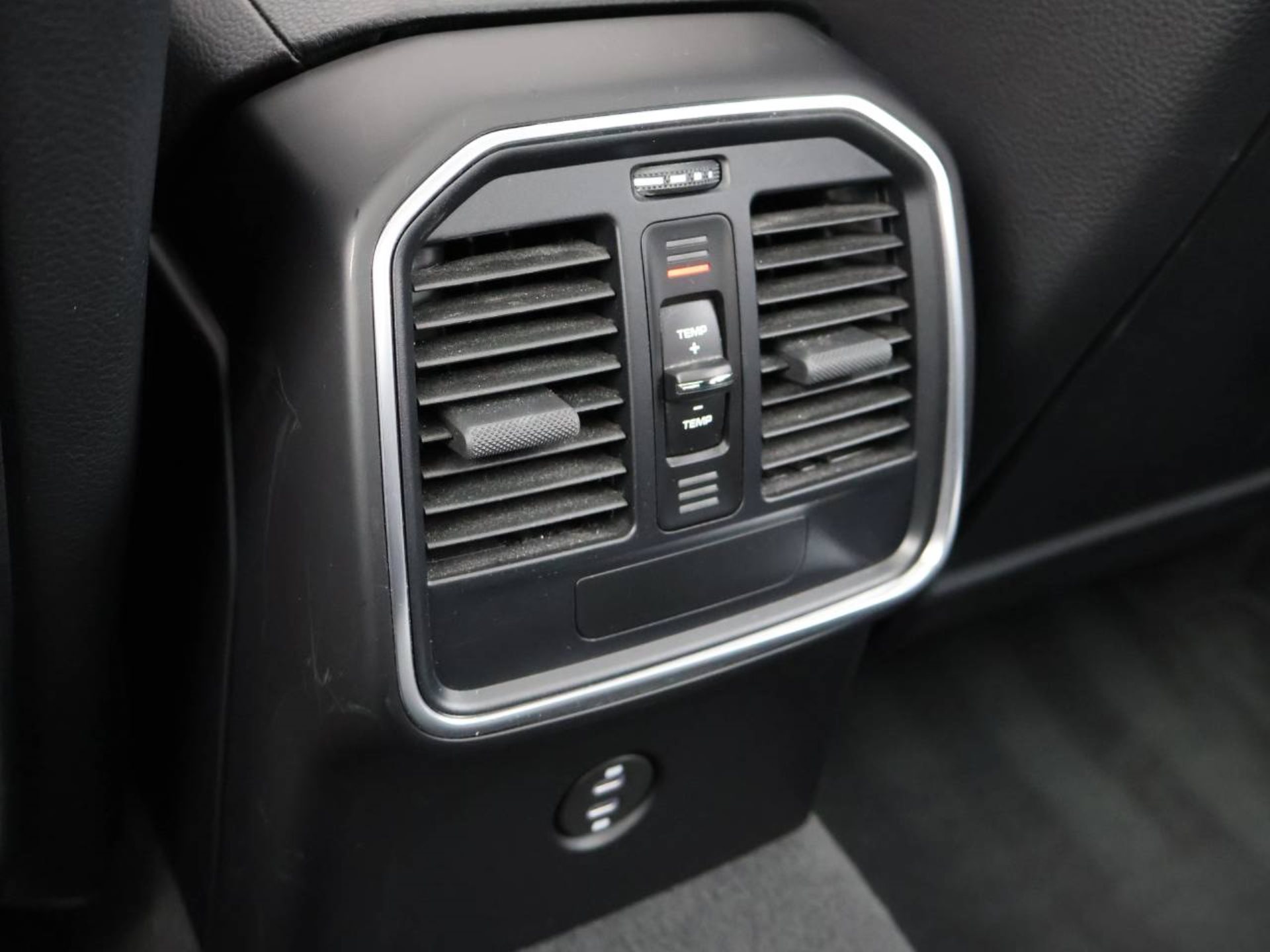 PORSCHE Macan-image-29