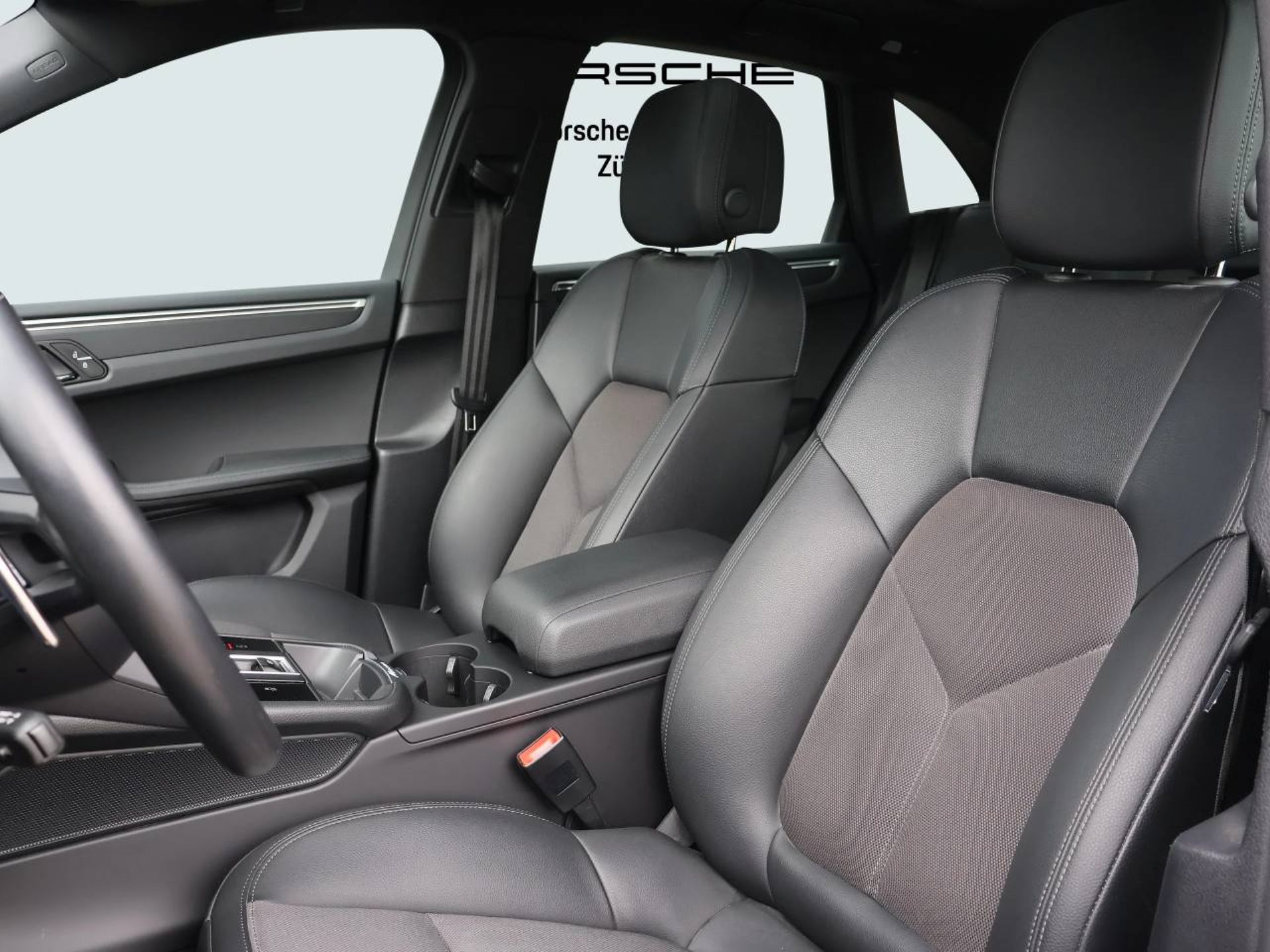 PORSCHE Macan-image-4