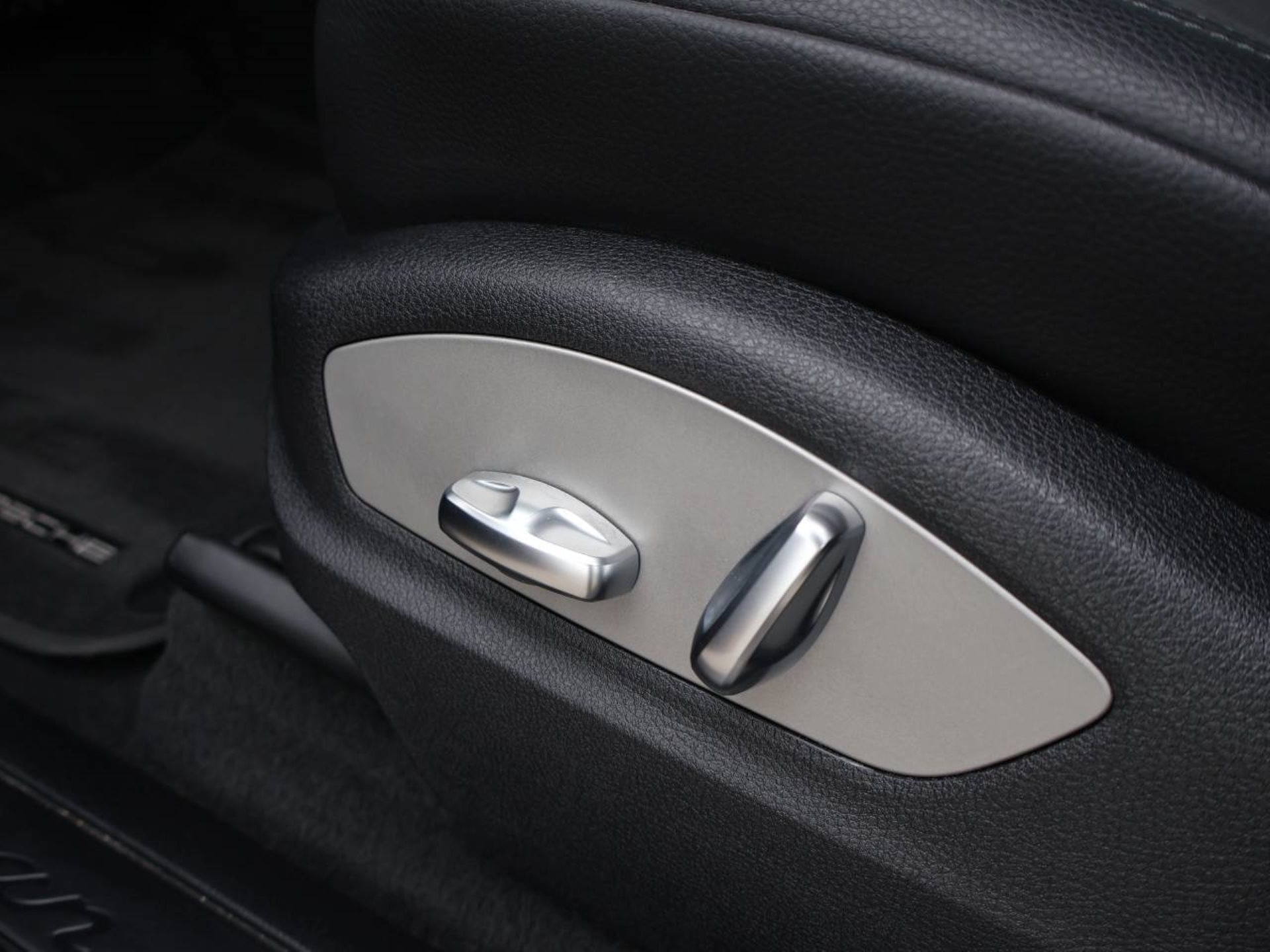 PORSCHE Macan-image-31