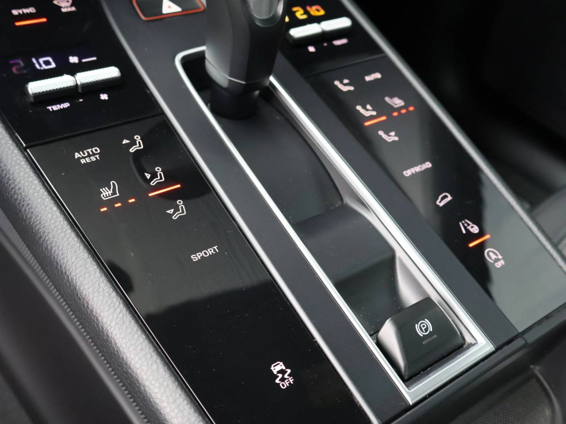 PORSCHE Macan-image-23