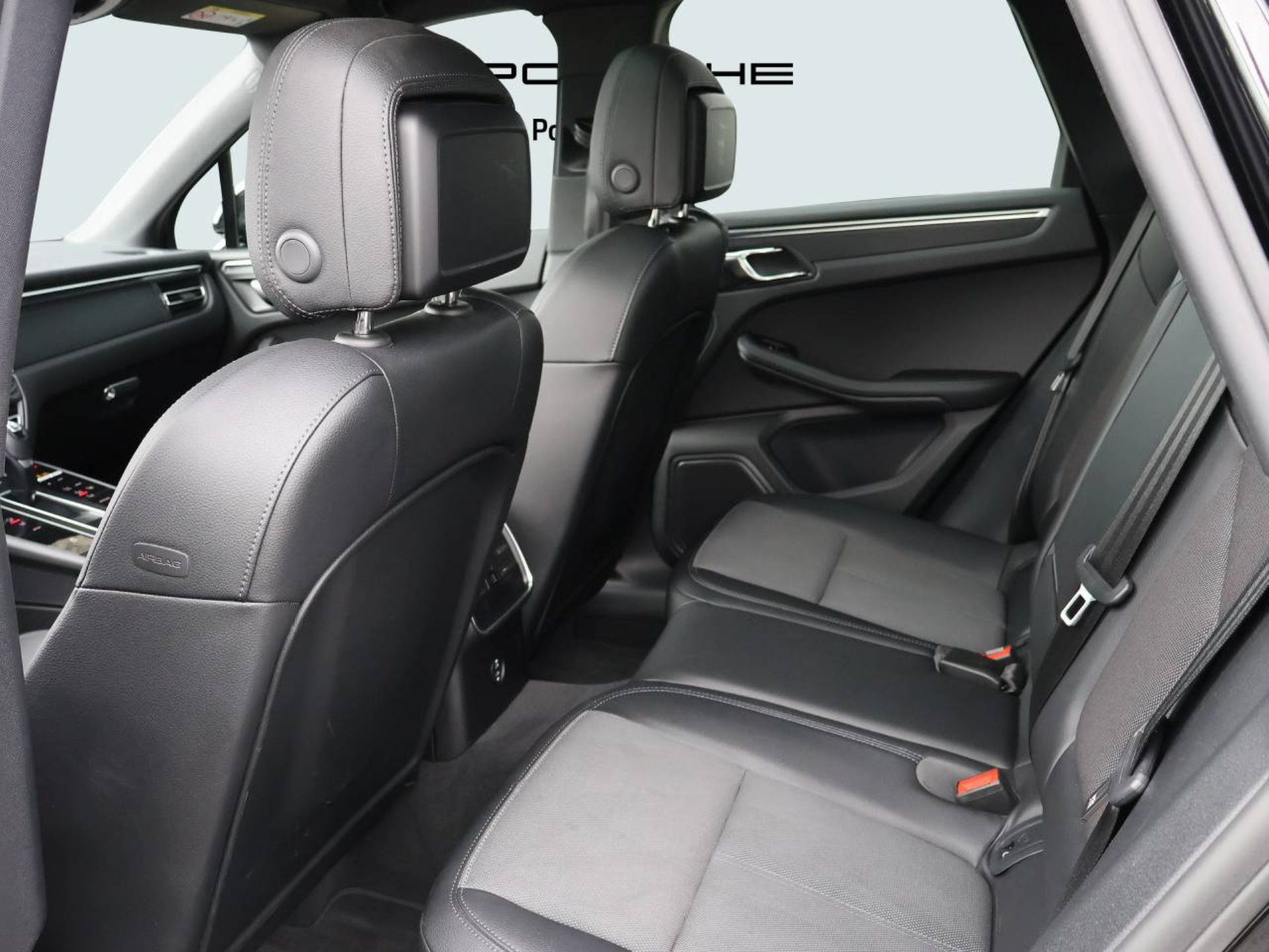 PORSCHE Macan-image-16