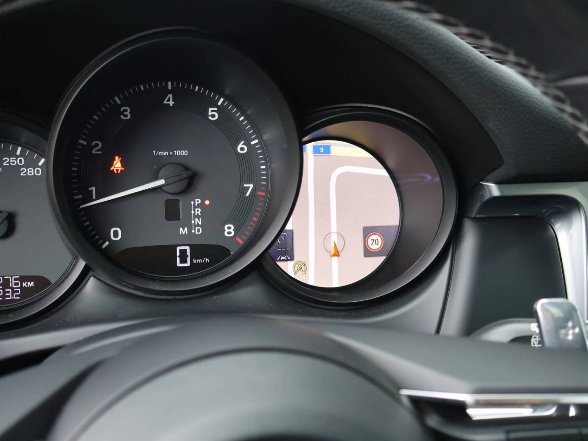 PORSCHE Macan-image-25