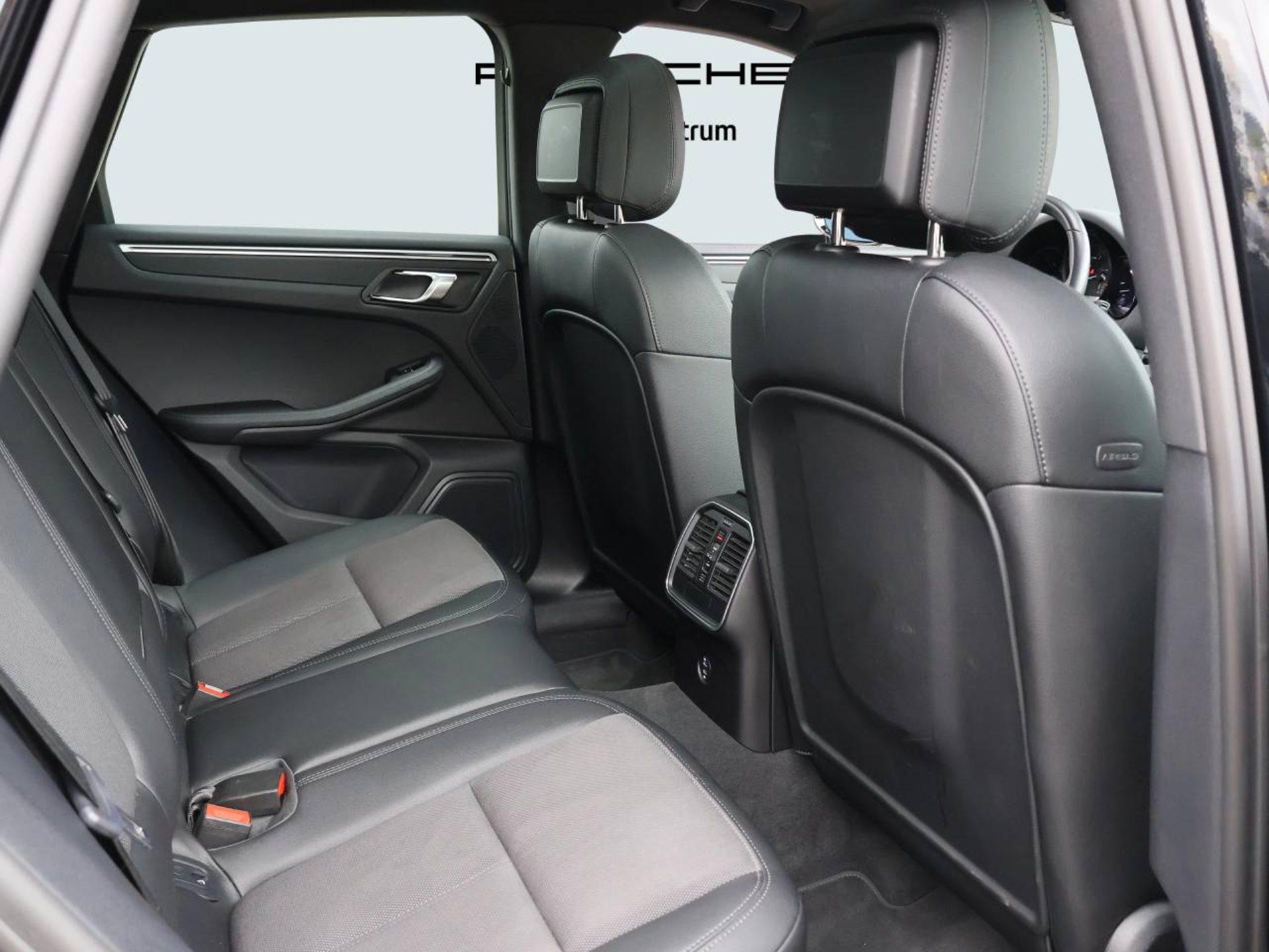 PORSCHE Macan-image-15
