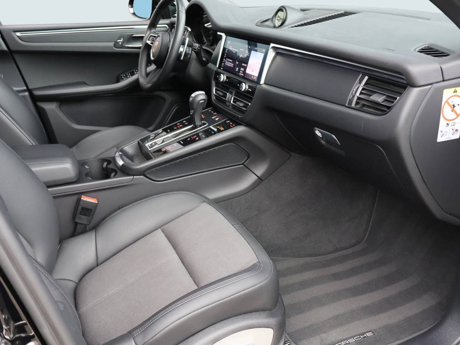 PORSCHE Macan-image-13