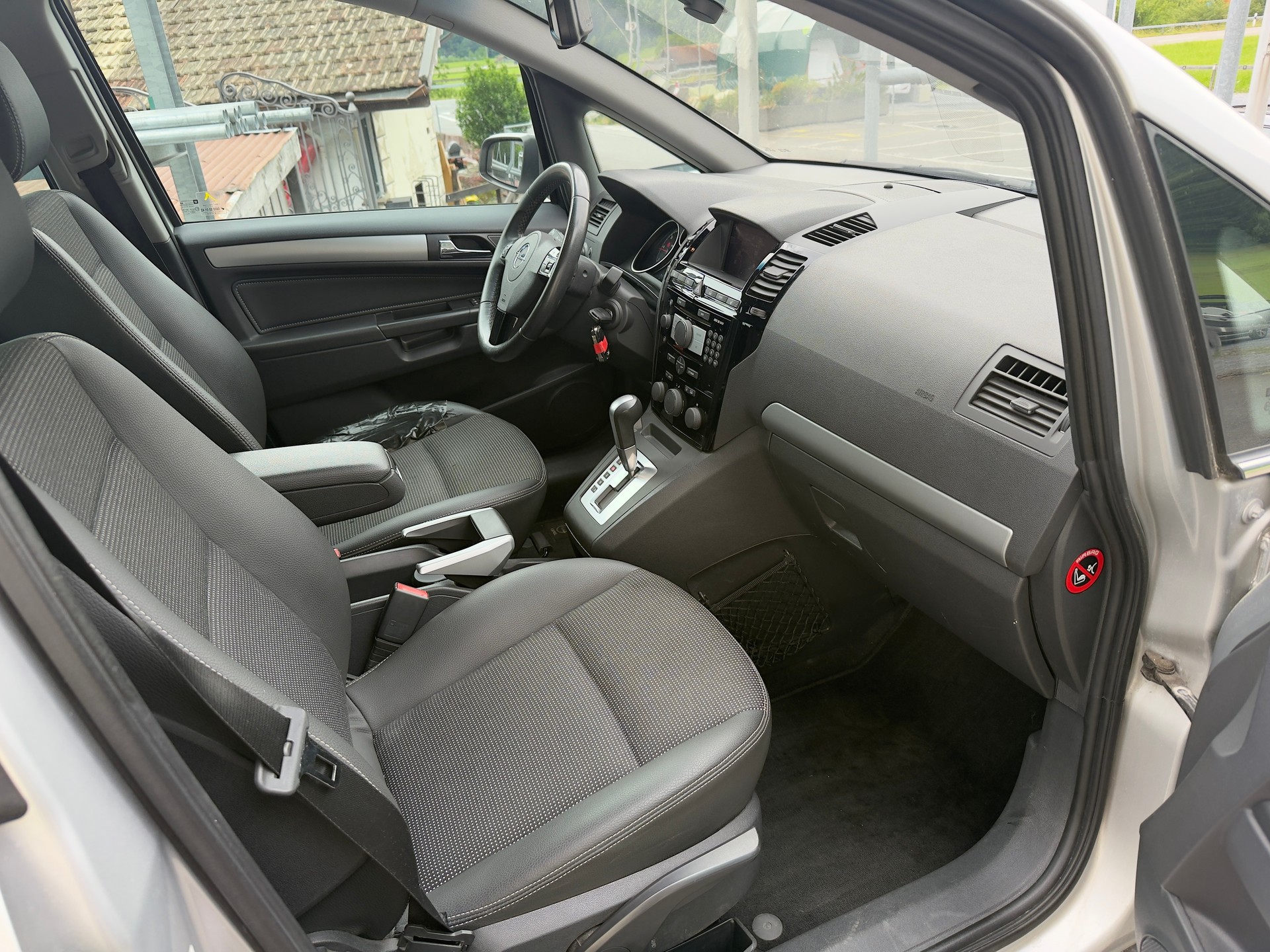 OPEL Zafira 1.9 CDTI Cosmo Automatic-image-12