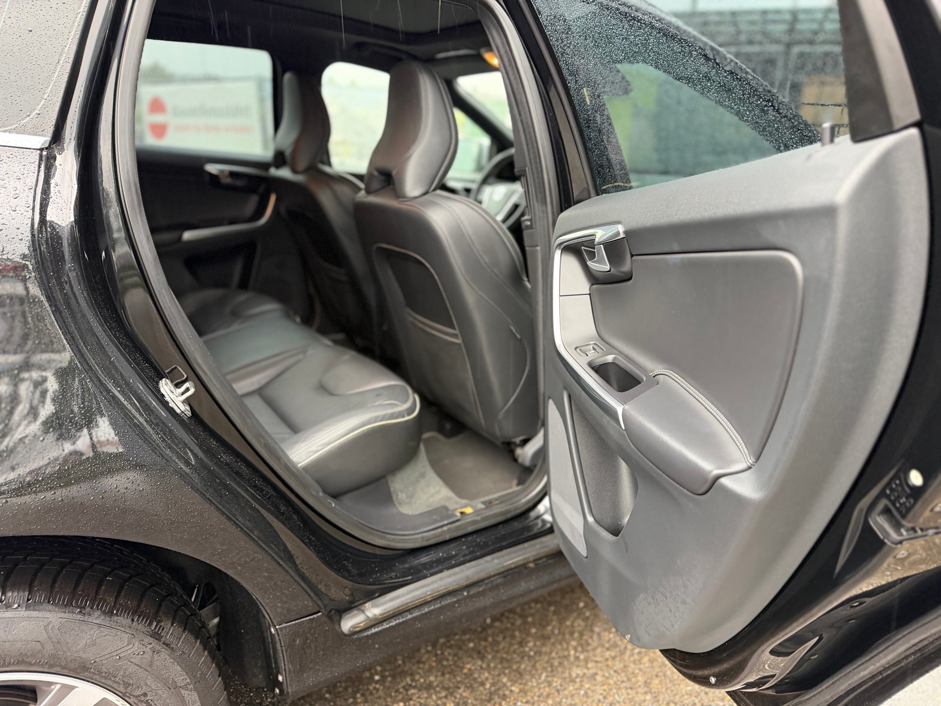VOLVO XC60 D5 AWD Kinetic R-Design Geartronic-image-10