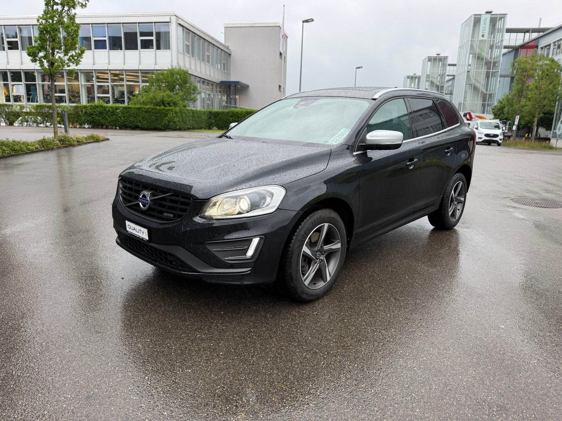 VOLVO XC60 D5 AWD Kinetic R-Design Geartronic-image-0