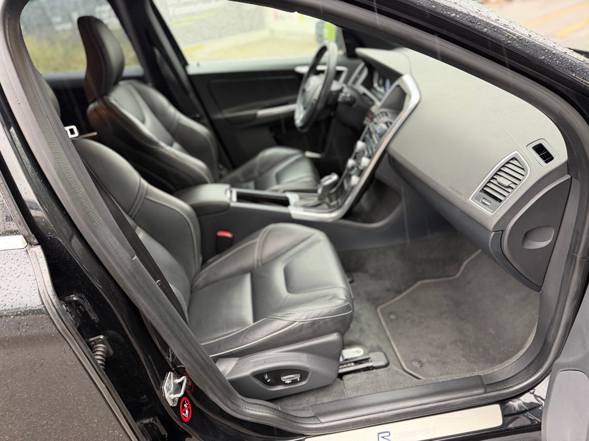 VOLVO XC60 D5 AWD Kinetic R-Design Geartronic-image-14