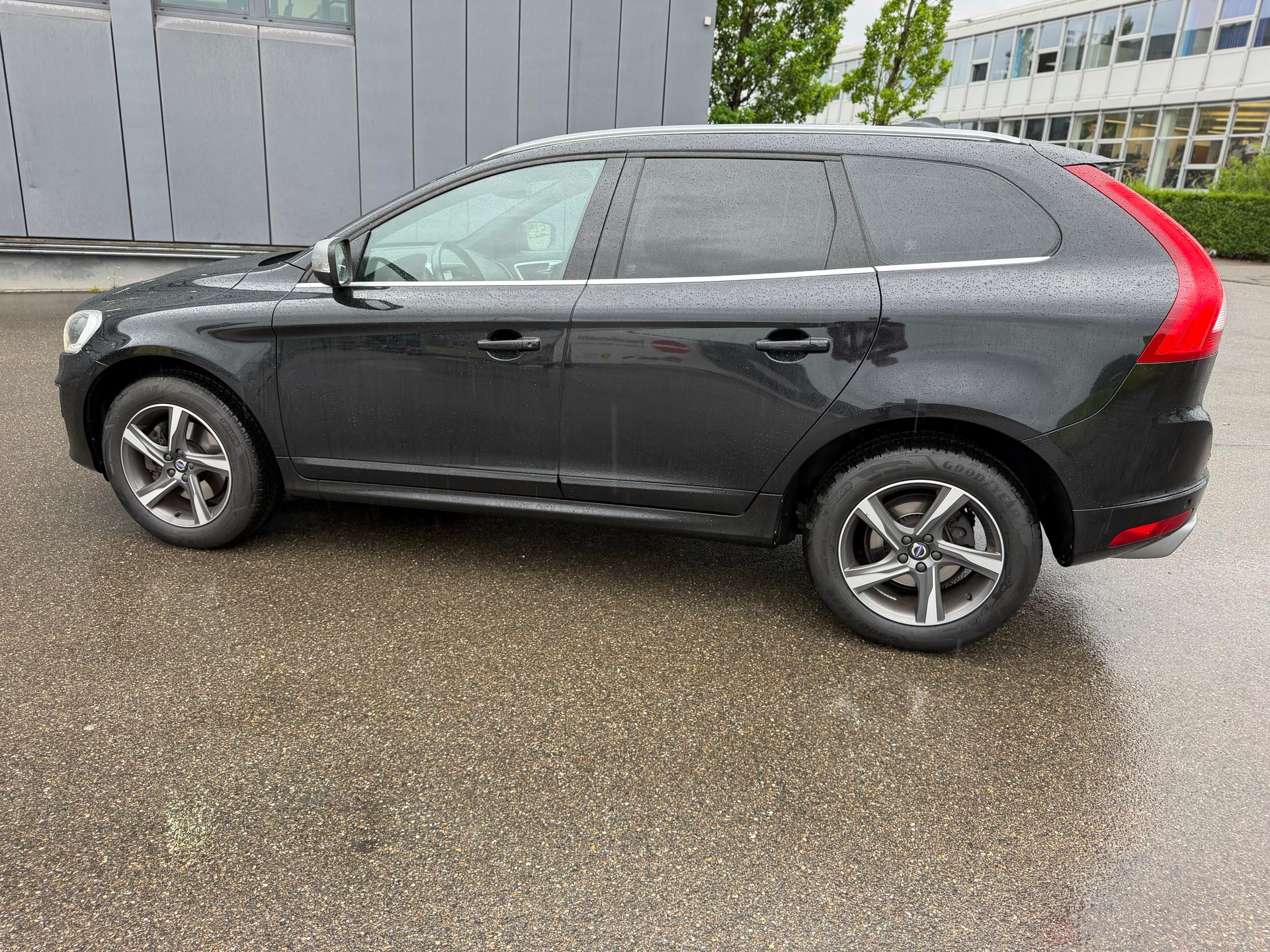 VOLVO XC60 D5 AWD Kinetic R-Design Geartronic-image-7