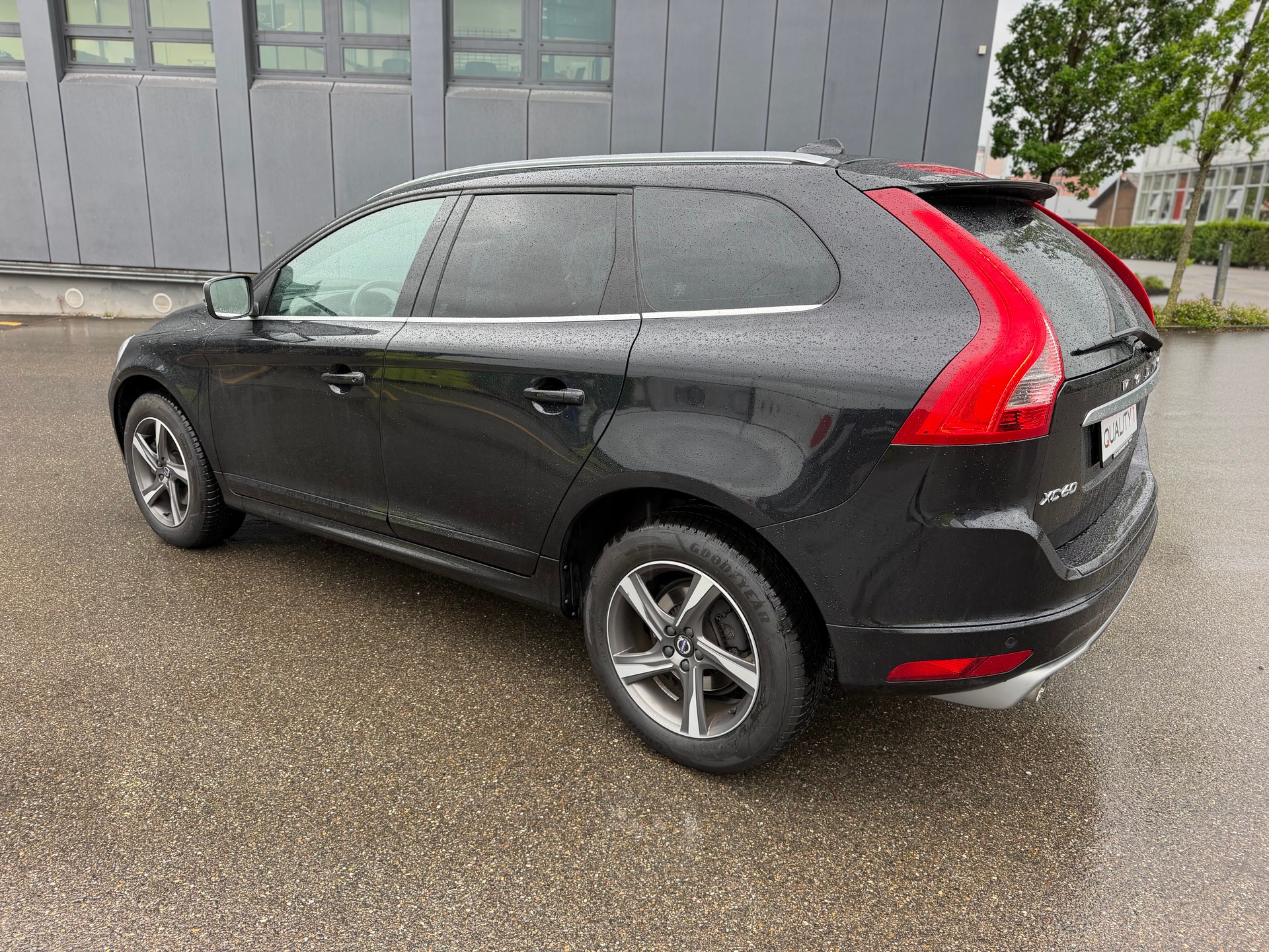 VOLVO XC60 D5 AWD Kinetic R-Design Geartronic-image-6