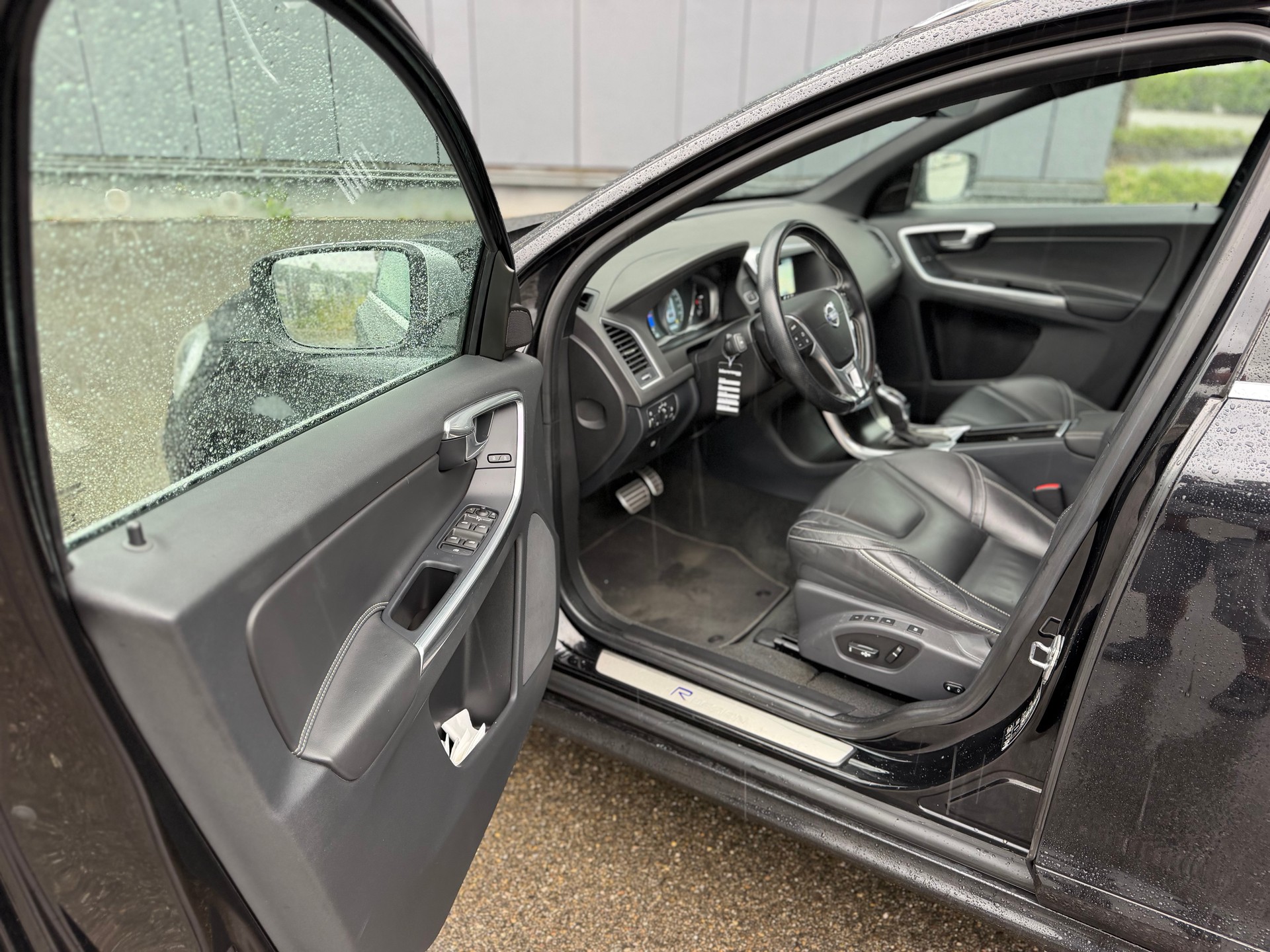 VOLVO XC60 D5 AWD Kinetic R-Design Geartronic-image-16