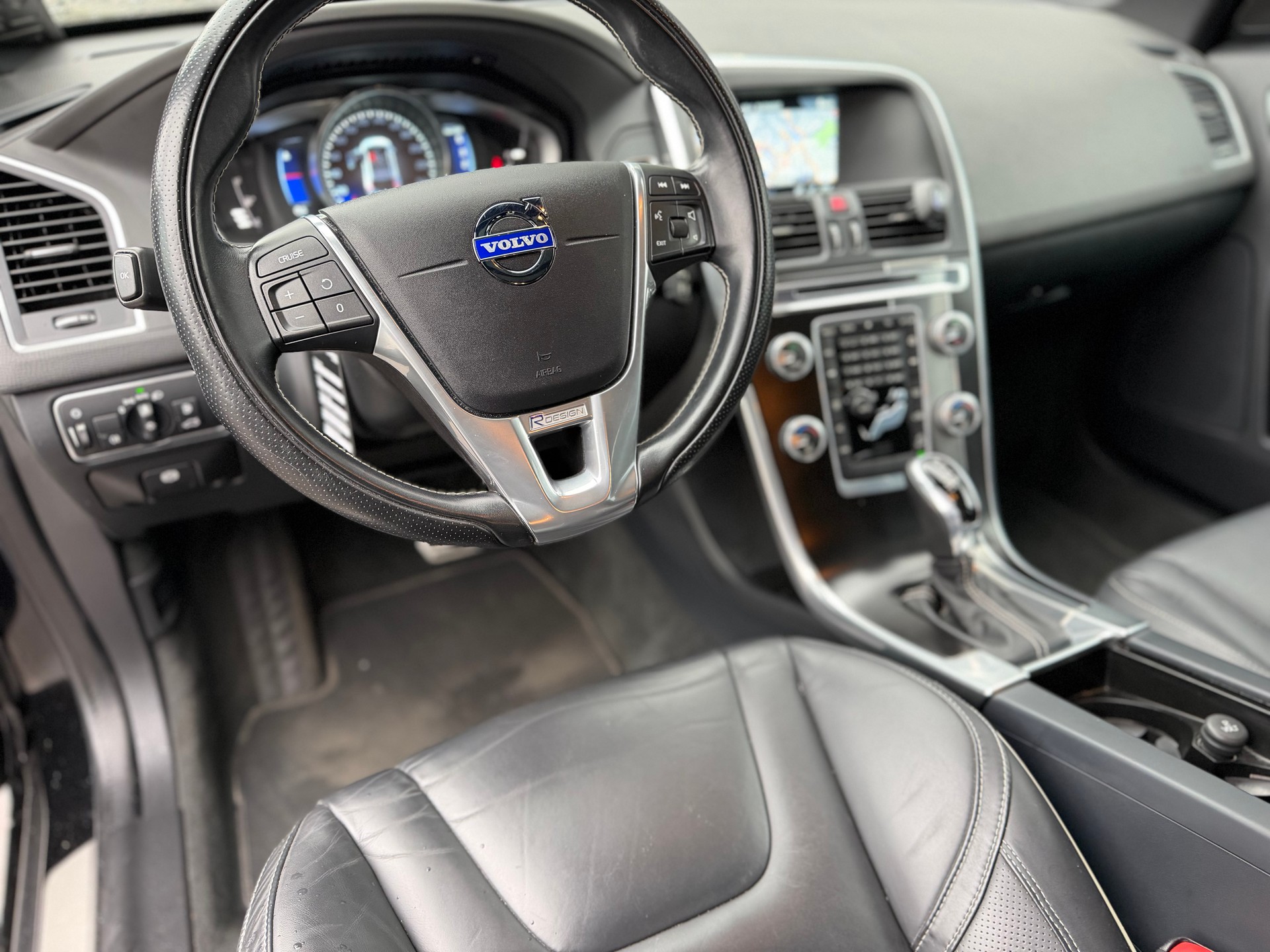 VOLVO XC60 D5 AWD Kinetic R-Design Geartronic-image-17