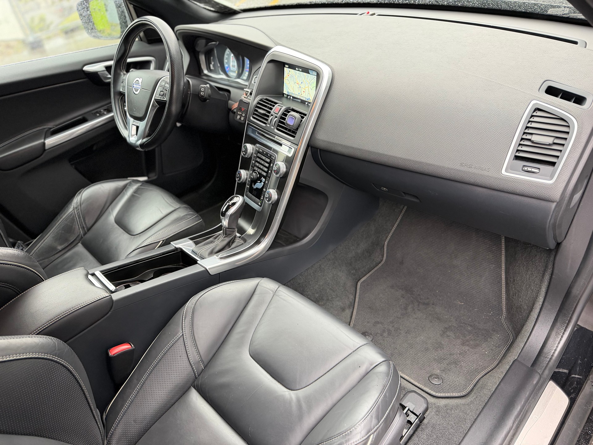 VOLVO XC60 D5 AWD Kinetic R-Design Geartronic-image-15