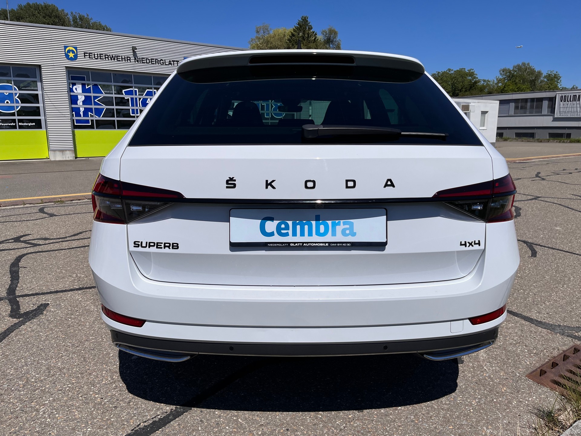 SKODA Superb Combi 2.0 TDi SportLine 4x4 DSG * PANORAMADACH - STANDHEIZUNG - PEARL WEISS - AHK 2200kg *-image-4