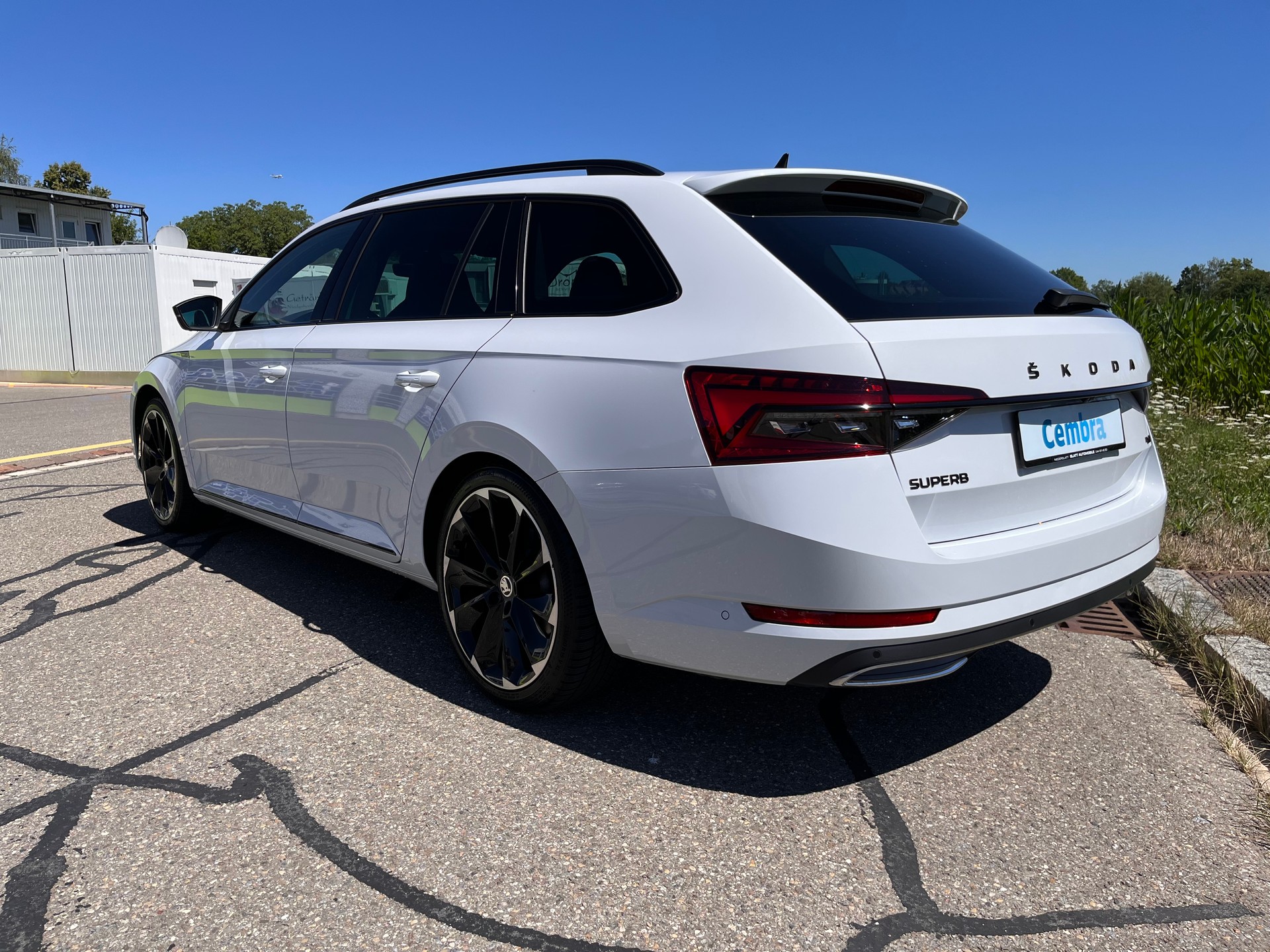 SKODA Superb Combi 2.0 TDi SportLine 4x4 DSG * PANORAMADACH - STANDHEIZUNG - PEARL WEISS - AHK 2200kg *-showroom-element-3