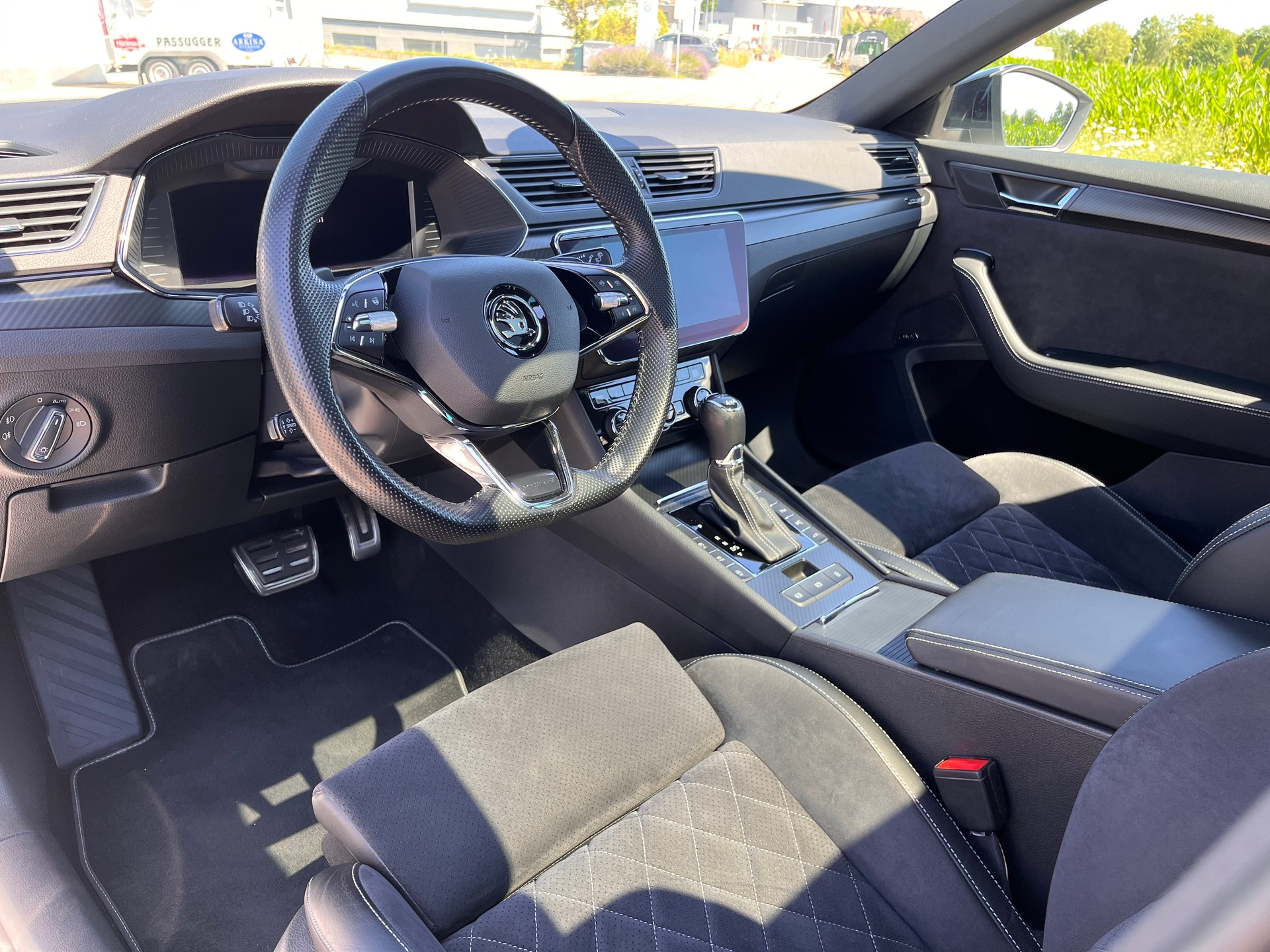 SKODA Superb Combi 2.0 TDi SportLine 4x4 DSG * PANORAMADACH - STANDHEIZUNG - PEARL WEISS - AHK 2200kg *-image-14