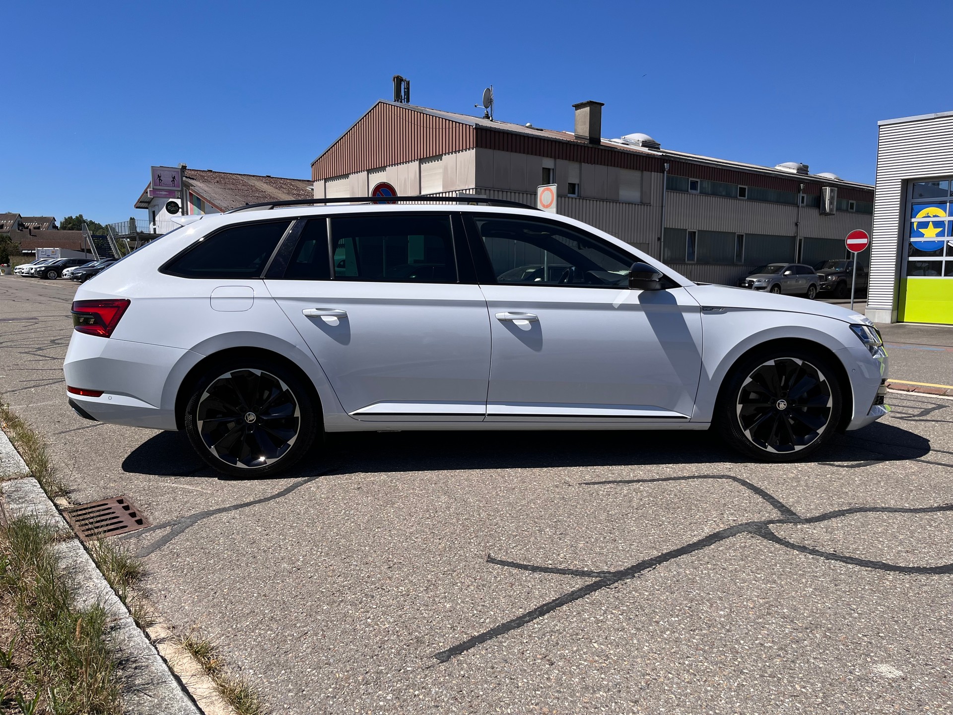 SKODA Superb Combi 2.0 TDi SportLine 4x4 DSG * PANORAMADACH - STANDHEIZUNG - PEARL WEISS - AHK 2200kg *-image-6