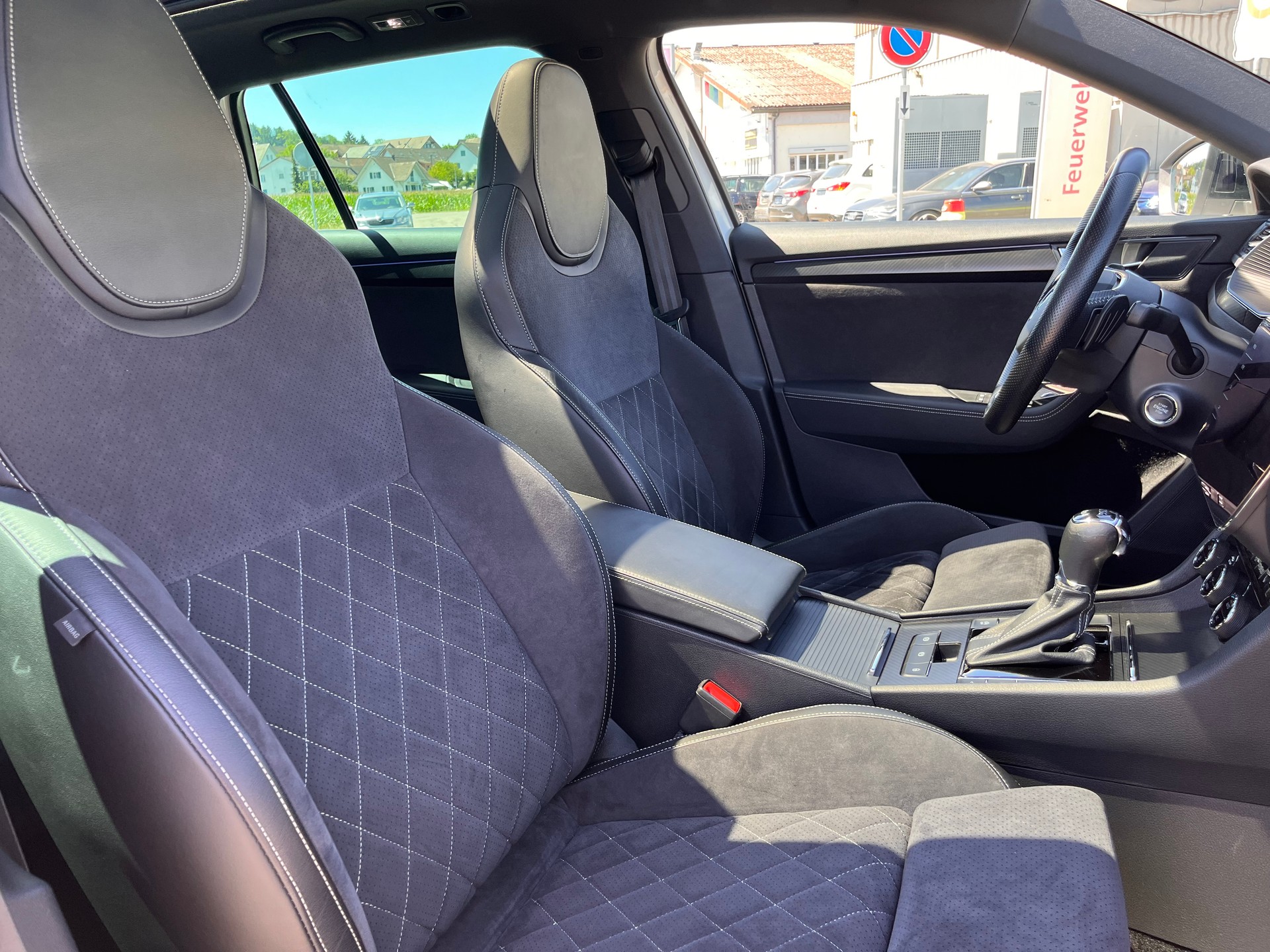 SKODA Superb Combi 2.0 TDi SportLine 4x4 DSG * PANORAMADACH - STANDHEIZUNG - PEARL WEISS - AHK 2200kg *-image-16