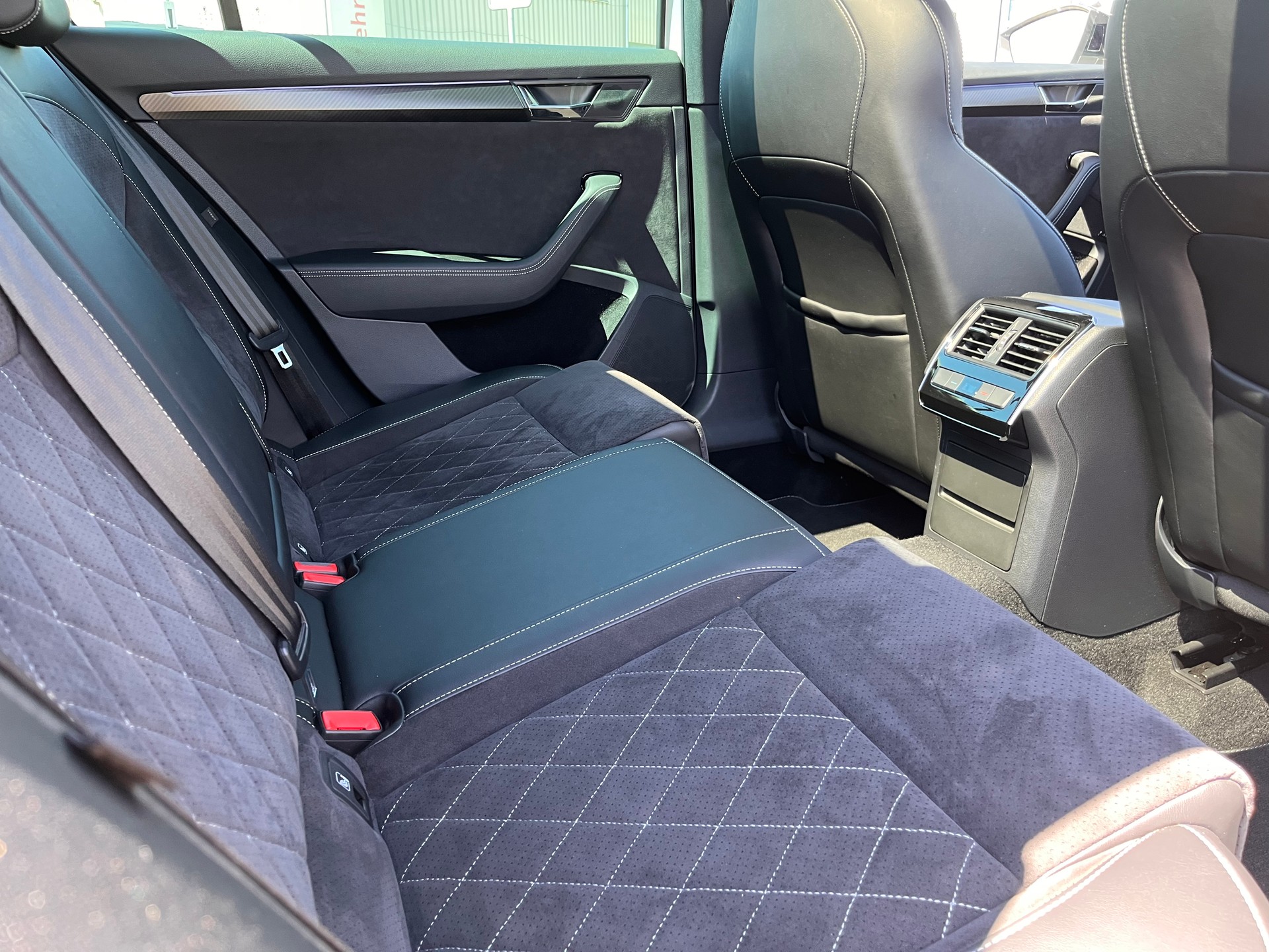 SKODA Superb Combi 2.0 TDi SportLine 4x4 DSG * PANORAMADACH - STANDHEIZUNG - PEARL WEISS - AHK 2200kg *-image-17