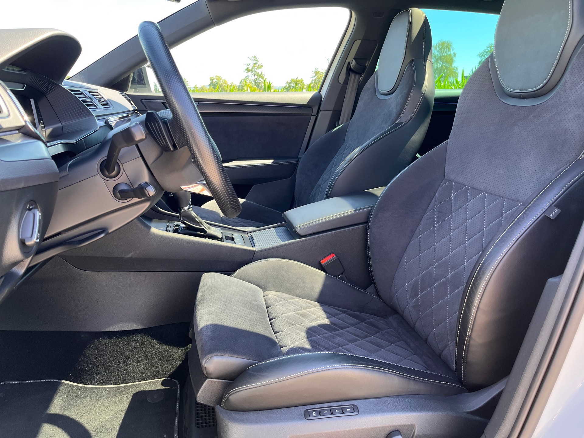 SKODA Superb Combi 2.0 TDi SportLine 4x4 DSG * PANORAMADACH - STANDHEIZUNG - PEARL WEISS - AHK 2200kg *-image-13