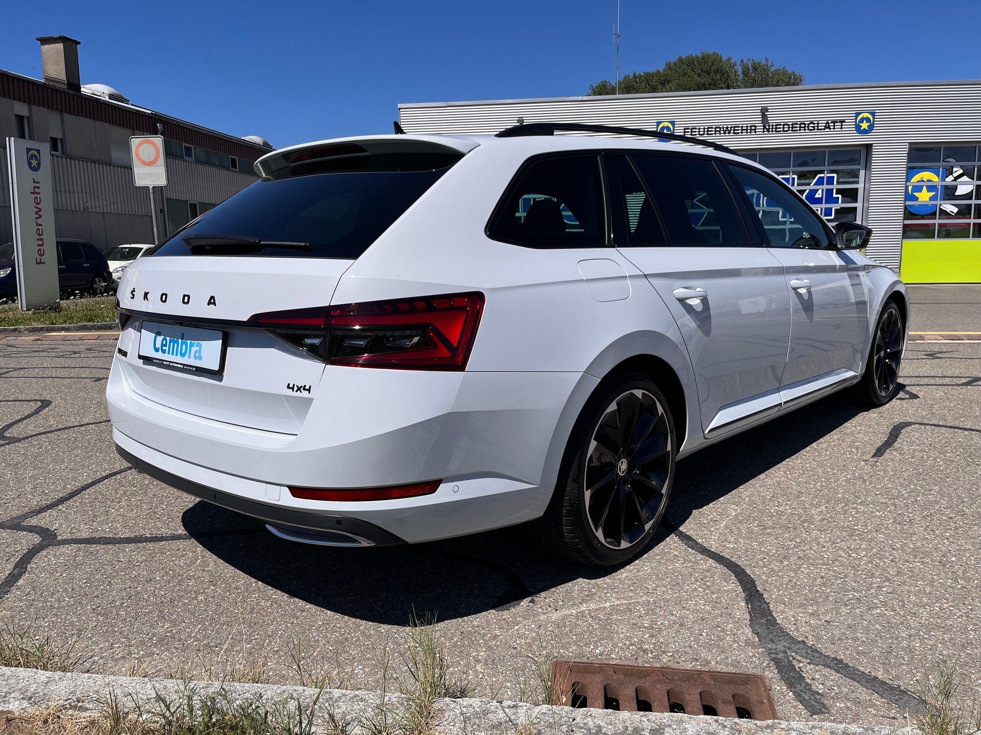 SKODA Superb Combi 2.0 TDi SportLine 4x4 DSG * PANORAMADACH - STANDHEIZUNG - PEARL WEISS - AHK 2200kg *-image-5