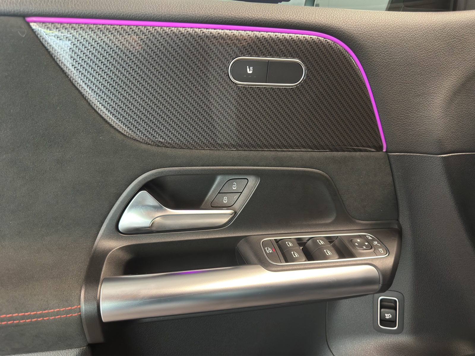 MERCEDES-BENZ B 250 4Matic AMG Line-image-10