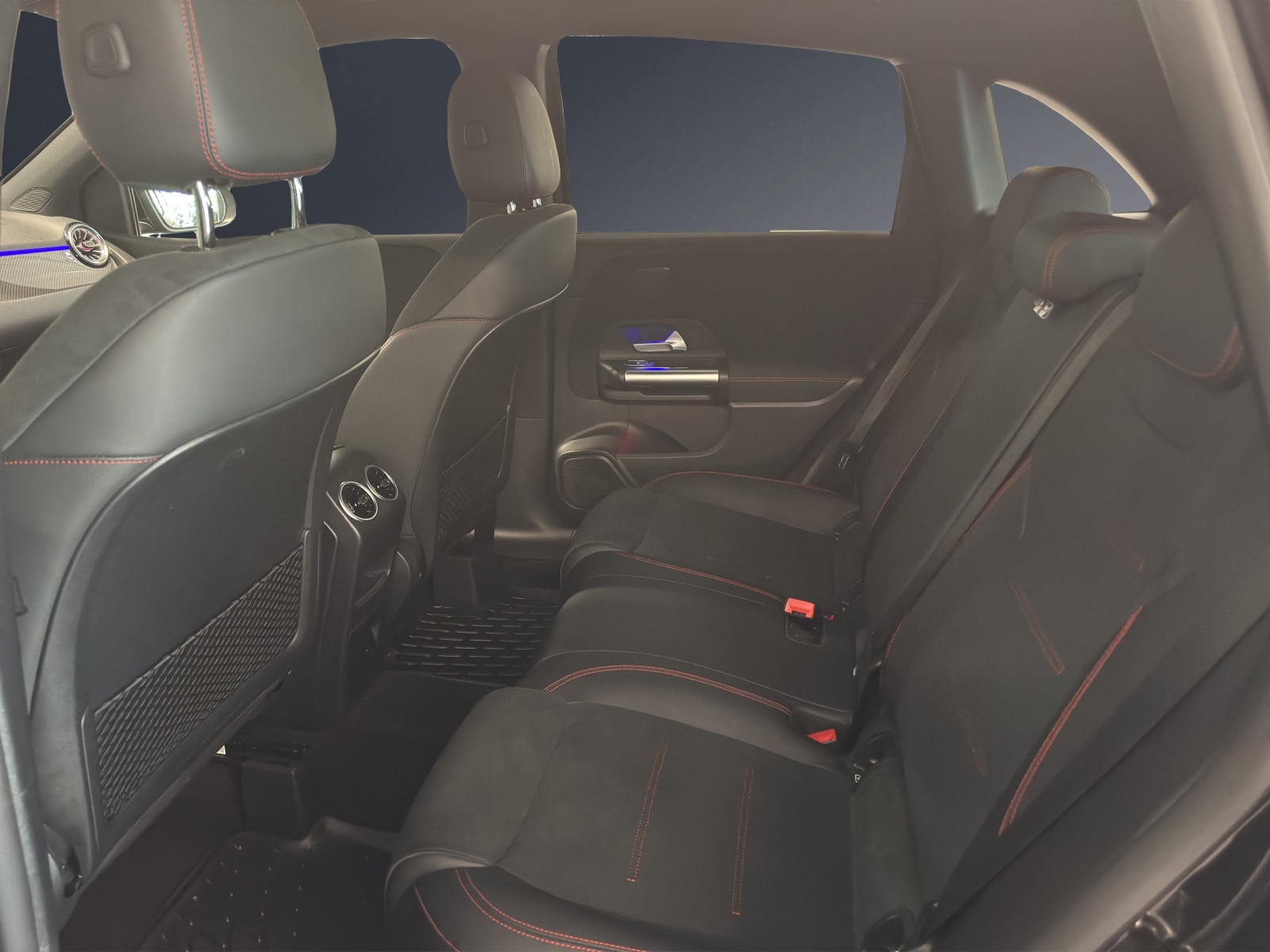 MERCEDES-BENZ B 250 4Matic AMG Line-image-11