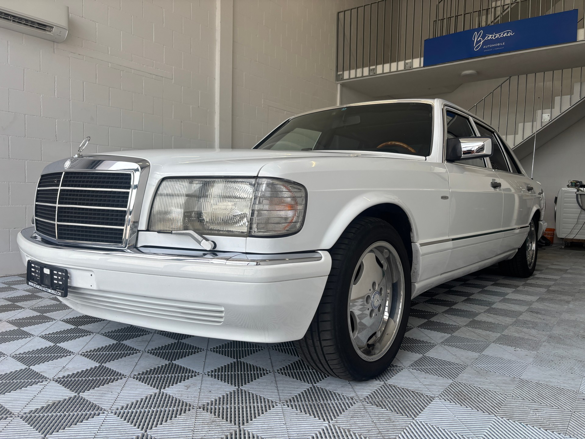 MERCEDES-BENZ 560 SEL